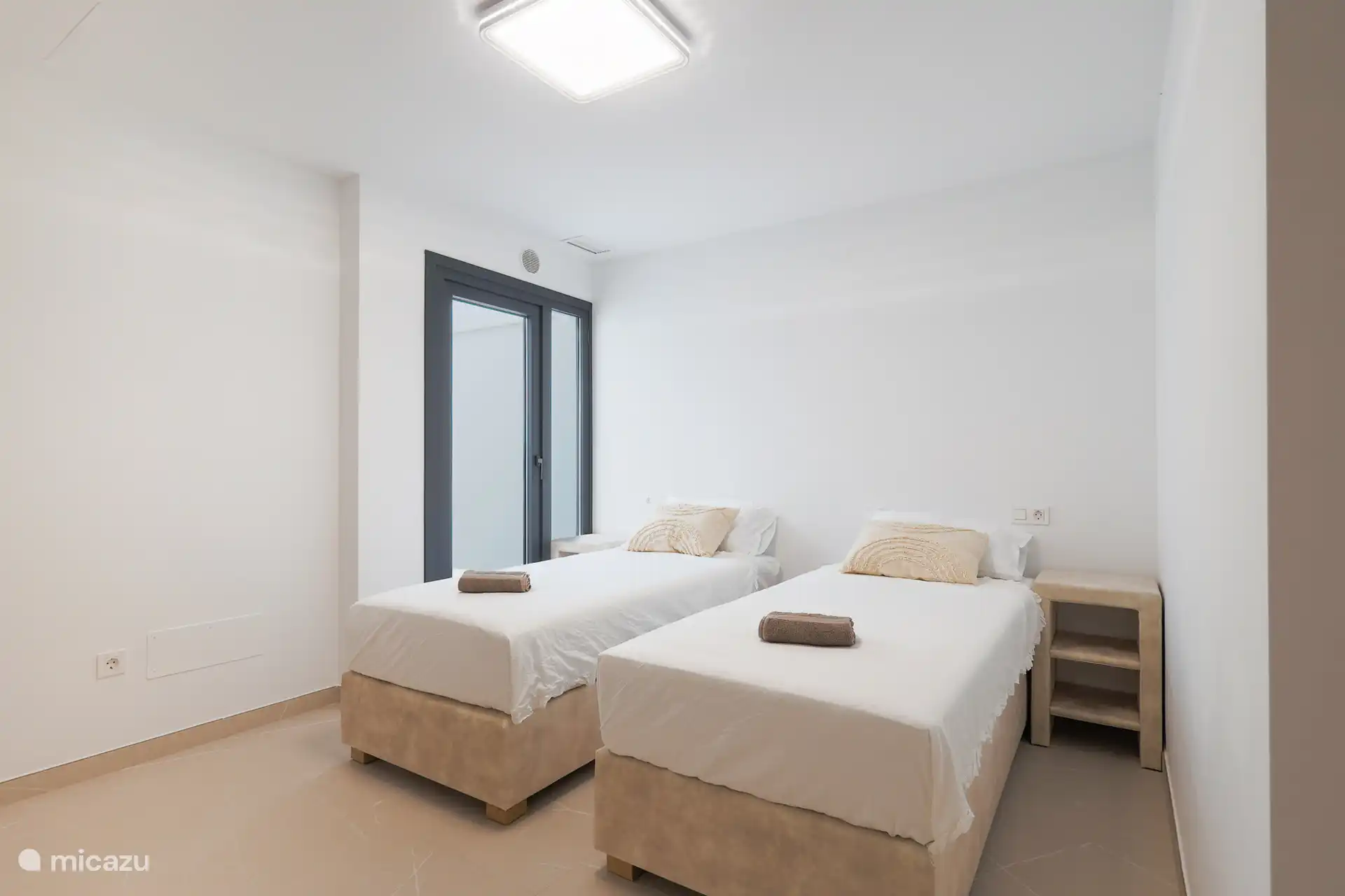 Cuatro dormitorios para adultos – La villa cuenta con cuatro cómodas habitaciones dobles, cada una con su propio baño.