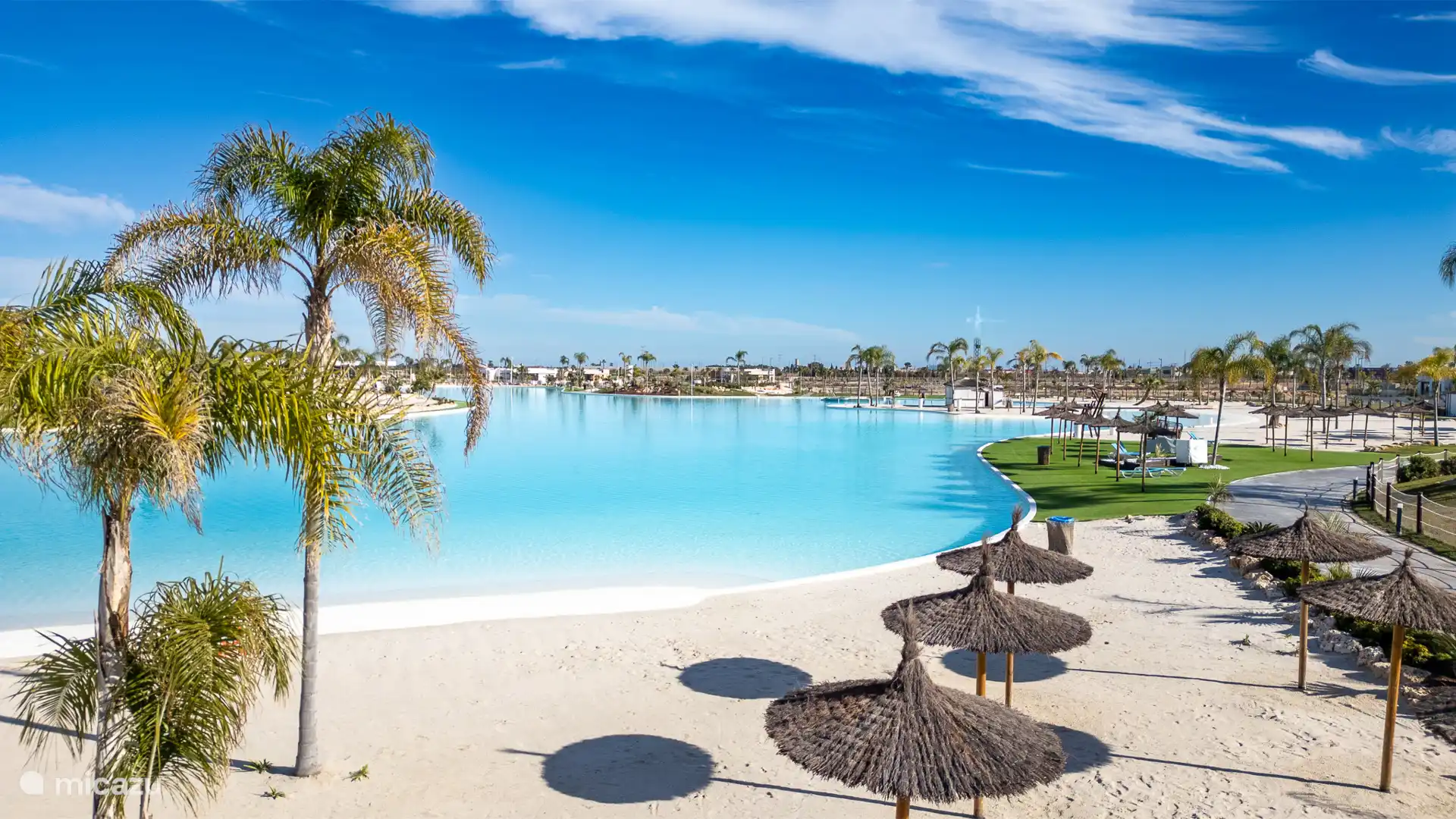 Crystal Lagoon – Ambiente tropical, aguas claras y mucho espacio para nadar y relajarse.