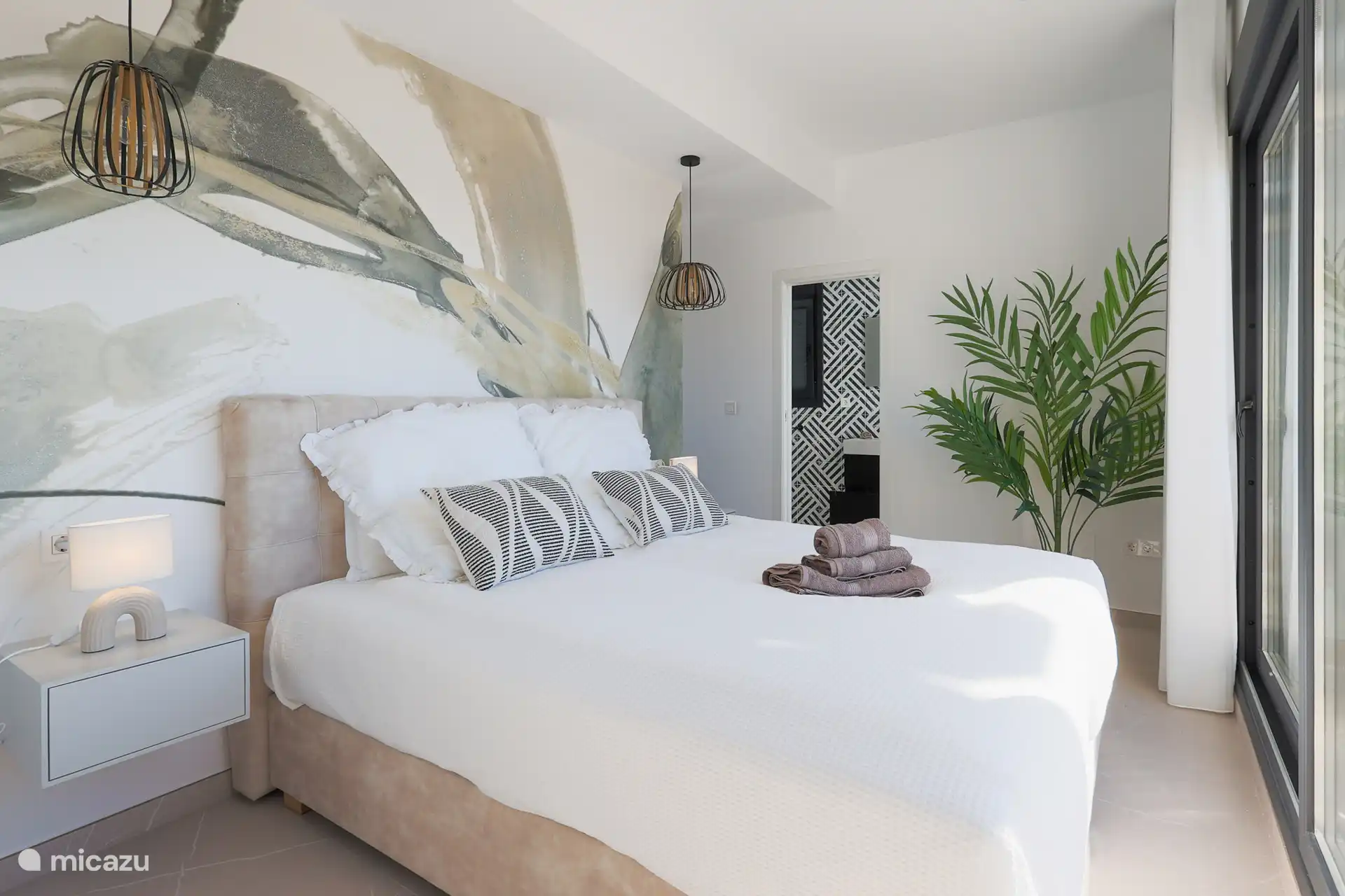 Dormitorio principal – Dormitorio doble espacioso con baño en suite y decoración moderna.