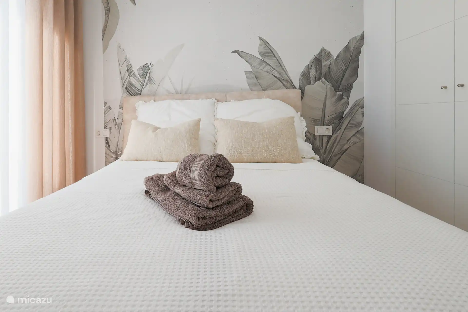 Camas dobles cómodas – Disfruta de una noche de sueño maravilloso en camas dobles cómodas, equipadas con ropa de cama limpia y bien cuidada para una estancia relajante.