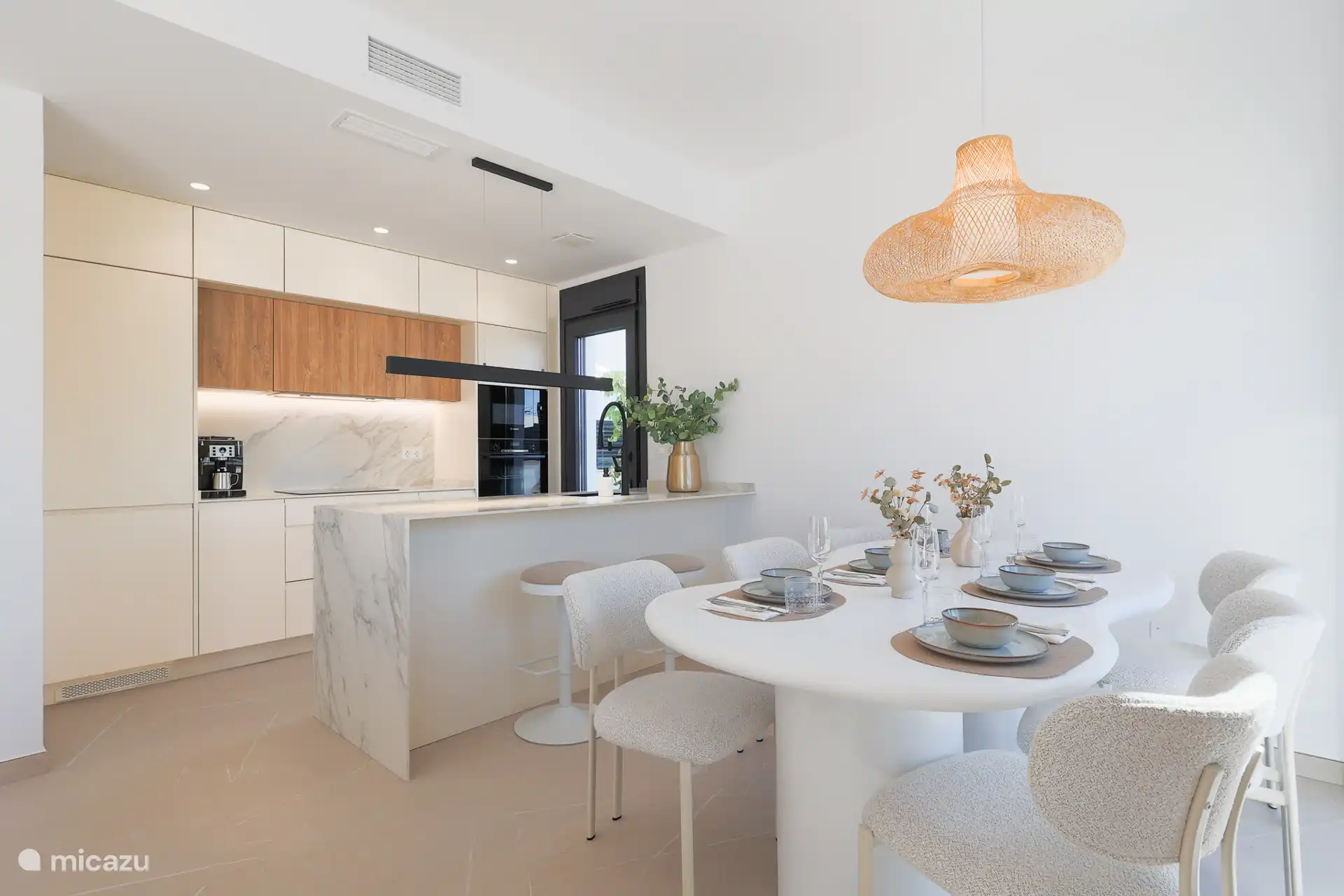 Cocina totalmente equipada – Cocina moderna abierta con todas las comodidades para una estancia cómoda.