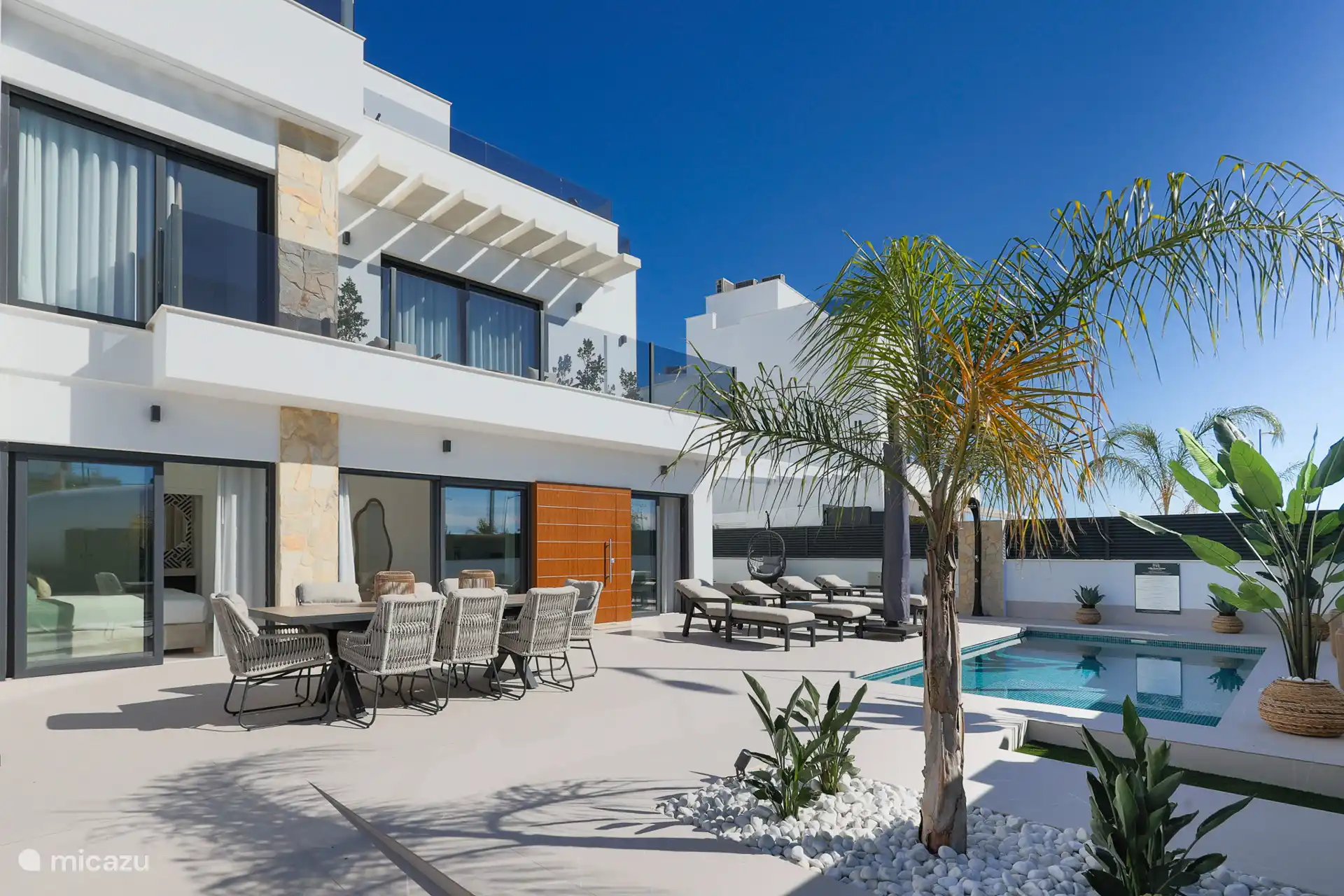 Piscina privada – Disfruta de tu propia piscina privada con terraza soleada y cómodas tumbonas.
