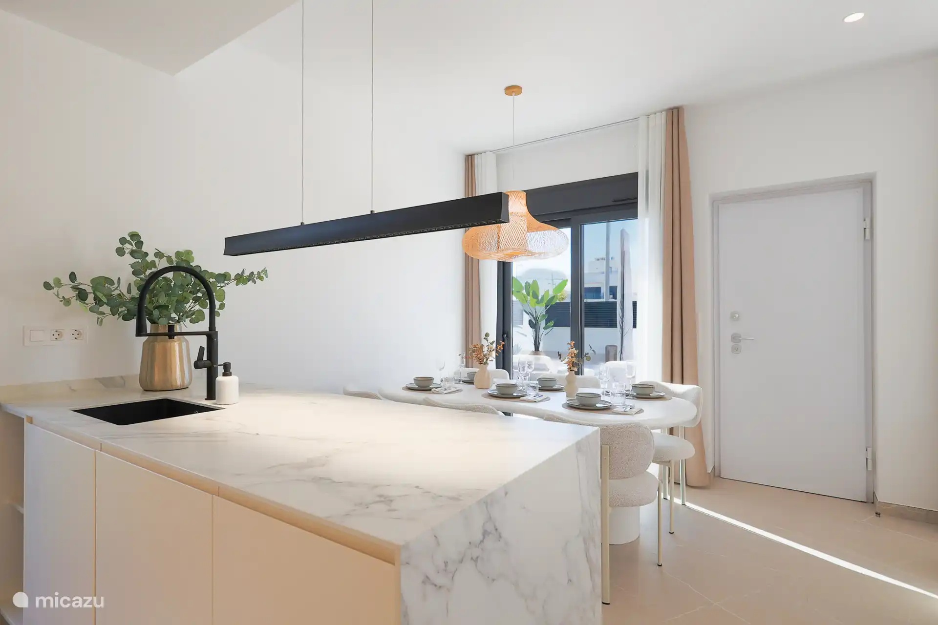Cocina totalmente equipada – Cocina moderna abierta con todas las comodidades para una estancia cómoda.