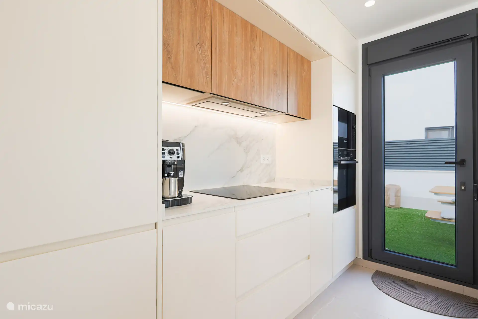 Cocina totalmente equipada – Cocina moderna abierta con todas las comodidades para una estancia cómoda.