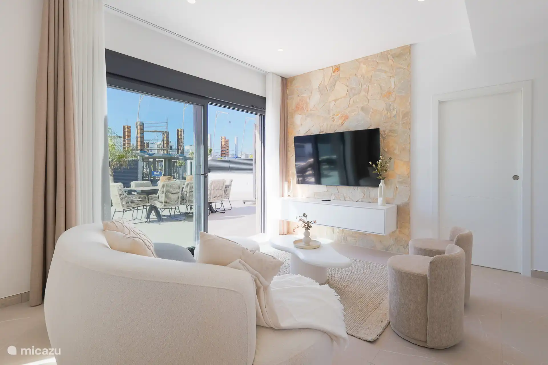 Salón moderno – Salón elegante y luminoso con cómoda zona de estar y conexión directa a la terraza.