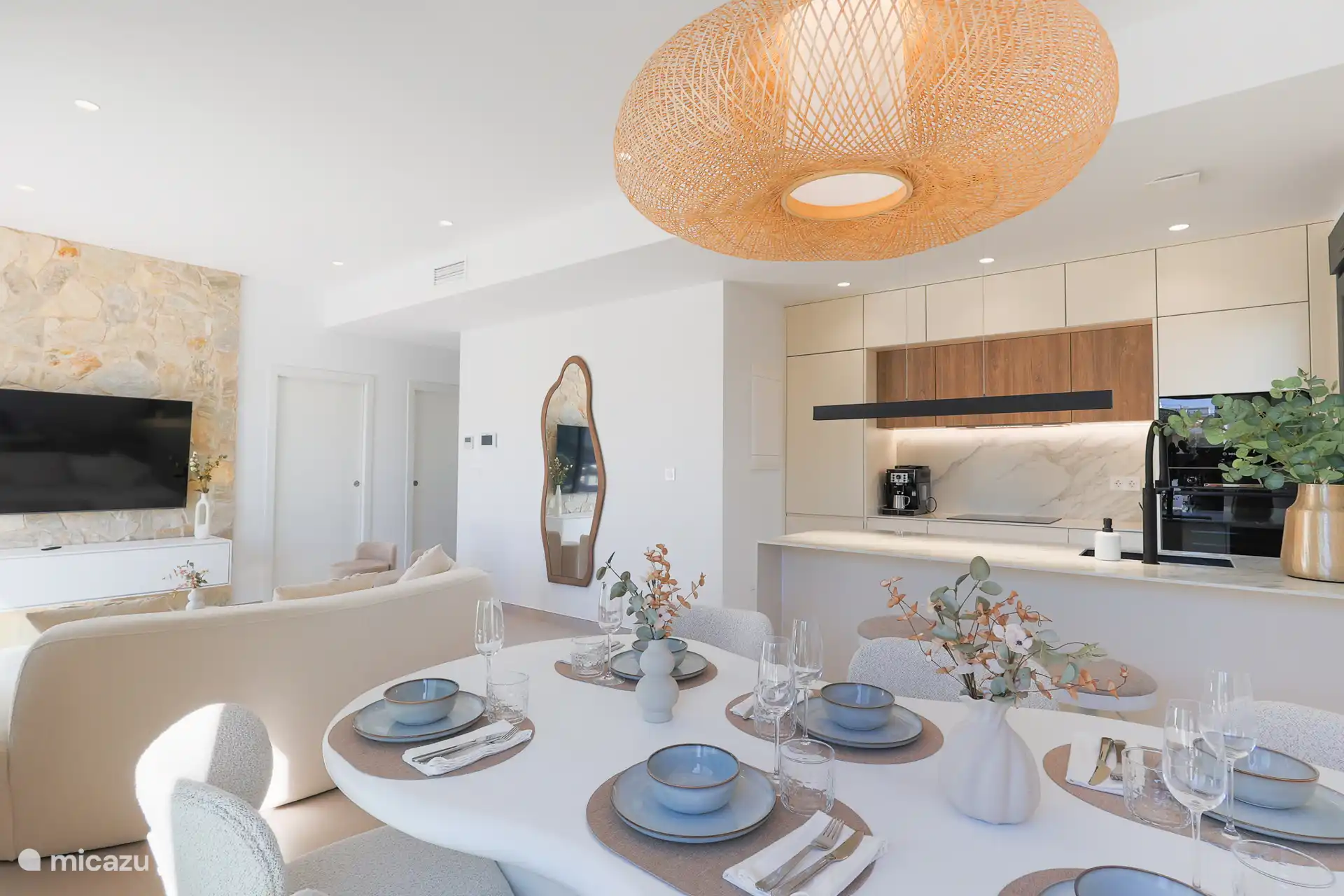 Cocina totalmente equipada – Cocina moderna abierta con todas las comodidades para una estancia cómoda.