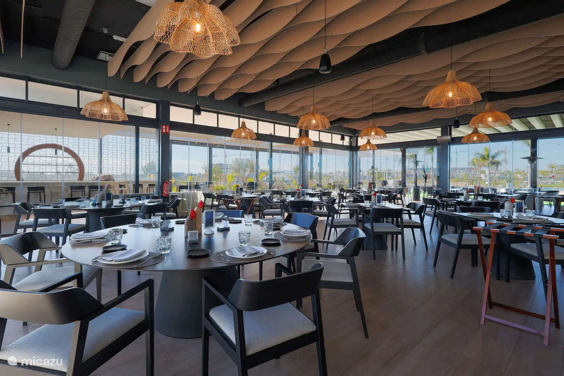 La Reserva Restaurant & Beach Club – Disfruta de deliciosa comida y bebidas en un ambiente relajado, tanto en el interior como en la terraza. En la atractiva terraza de la azotea también puedes disfrutar del partido