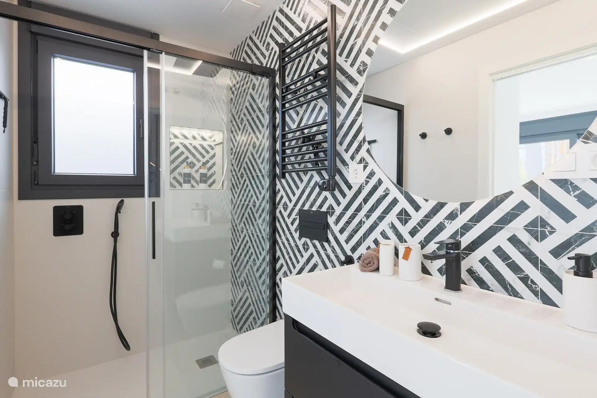 Baño de lujo – Baño moderno con baño privado, ducha espaciosa y acabados de alta calidad.