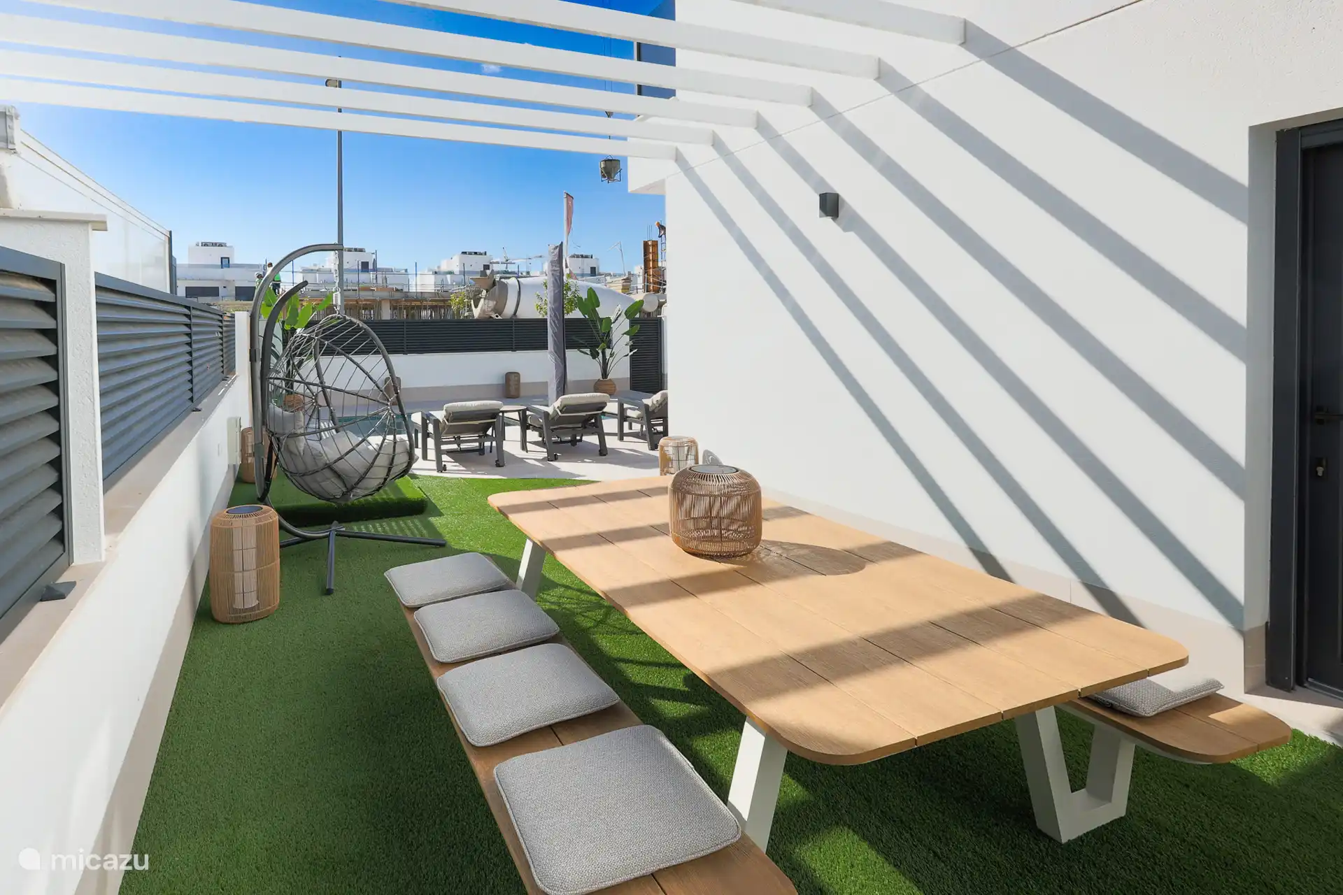 Sala al aire libre – Amplia terraza con una gran mesa de comedor para desayunos acogedores, almuerzos y largas noches de verano.