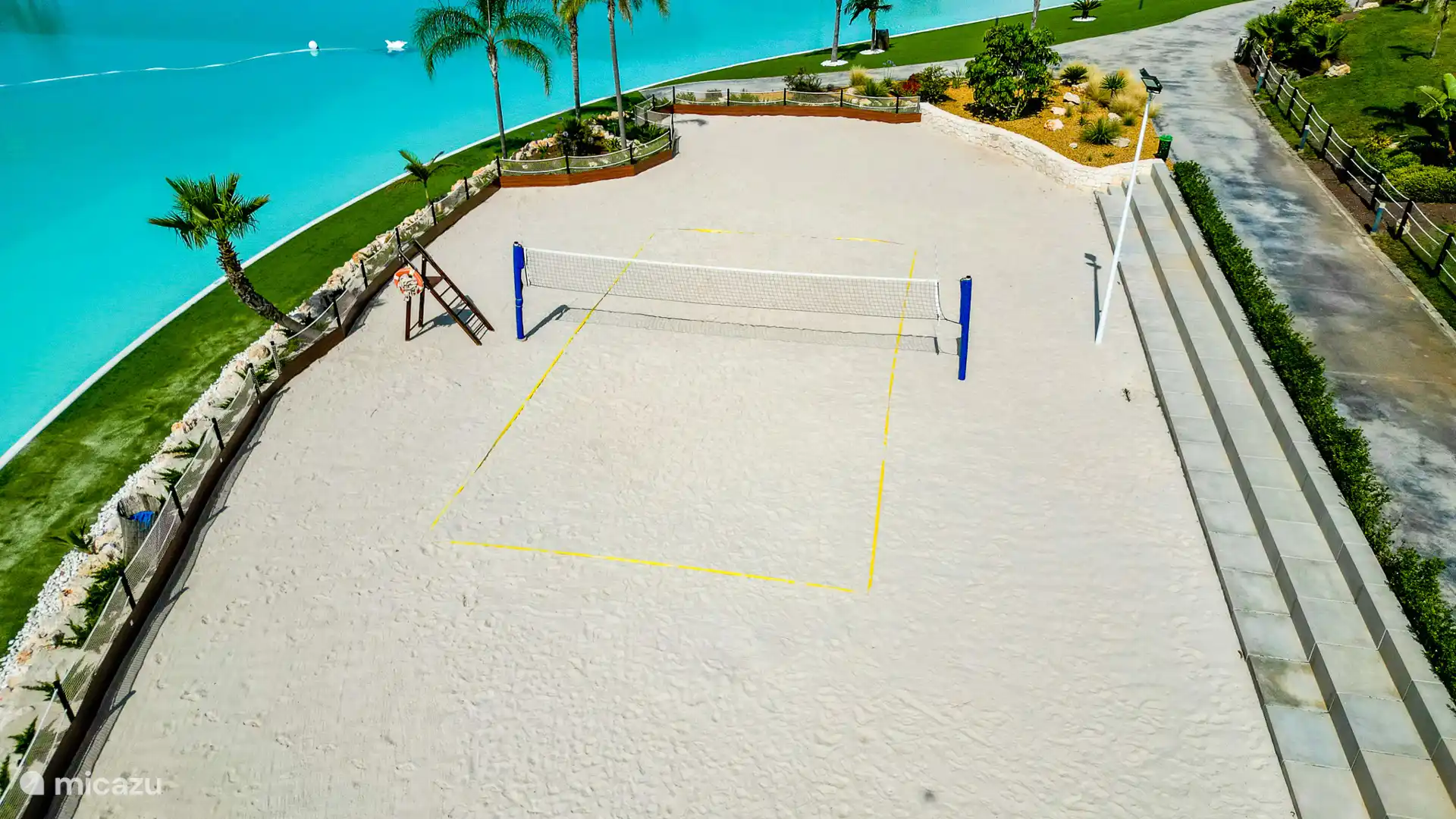 Voleibol playa en la Laguna de Cristal – Juega a un partido deportivo de voleibol de playa en la preciosa pista de arena justo junto a la Laguna de Cristal. La combinación perfecta de deporte, sol y relajación durante tu v