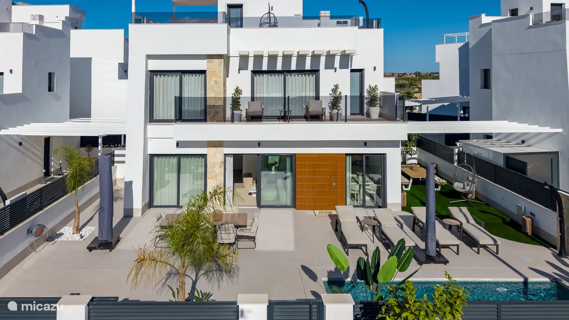 Villa Don Grosa desde el aire – Preciosa foto con dron con una visión completa de la villa y el amplio jardín delantero. Esto te dará una idea inmediata de la arquitectura moderna, el espacio exterior y la realeza