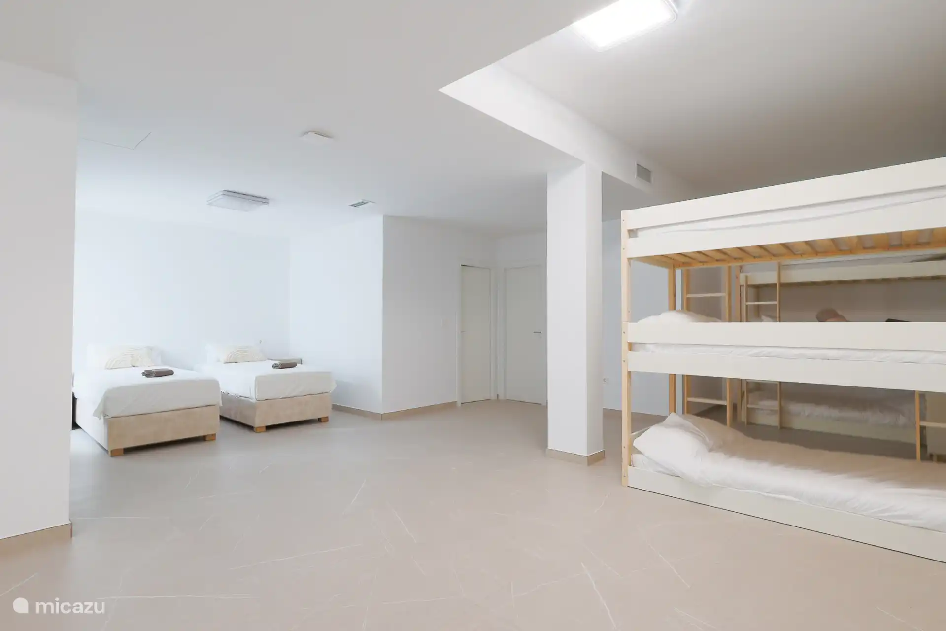 Cuatro dormitorios para adultos – La villa cuenta con cuatro cómodas habitaciones dobles, cada una con su propio baño.