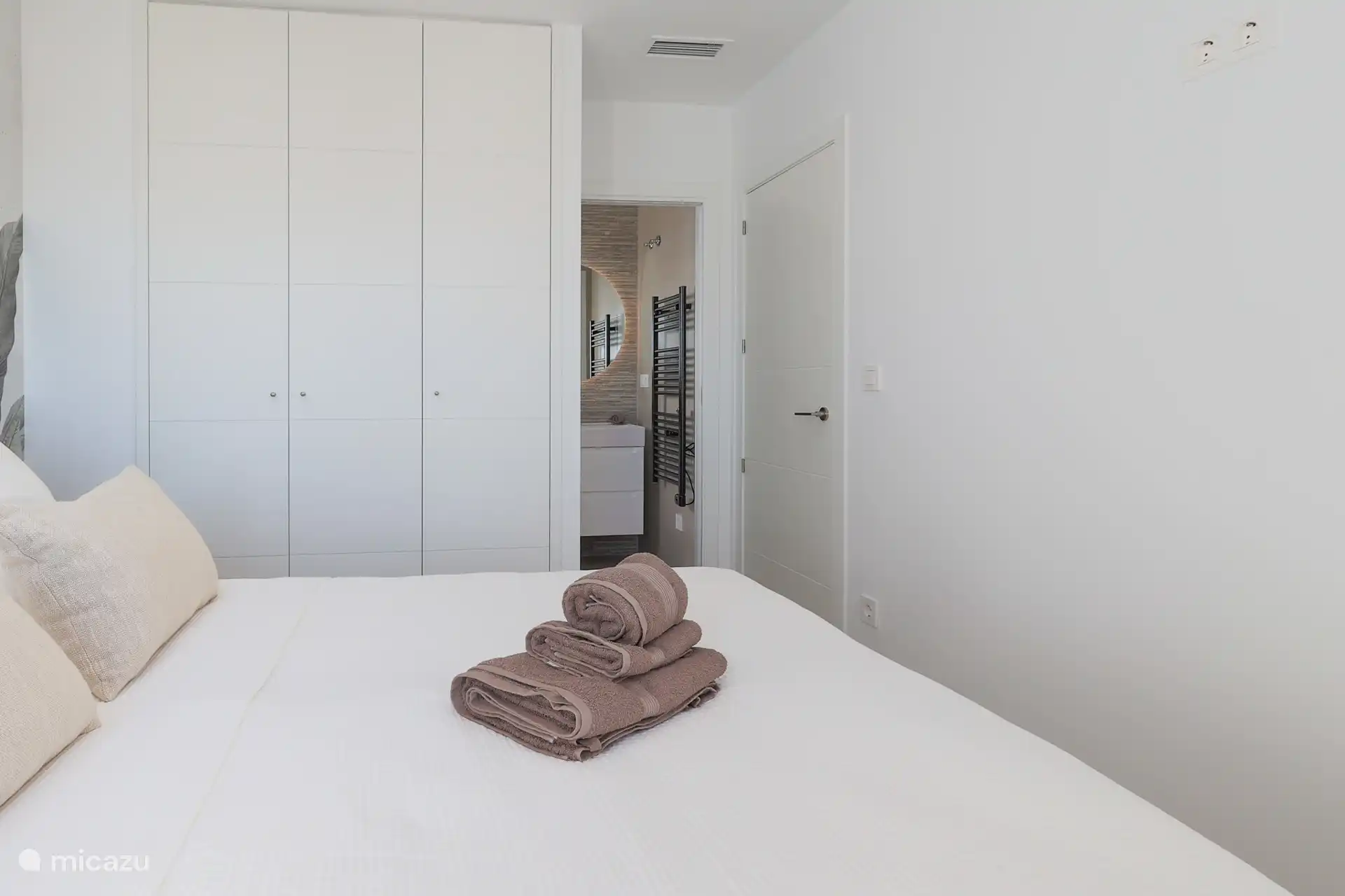 Camas dobles cómodas – Disfruta de una noche de sueño maravilloso en camas dobles cómodas, equipadas con ropa de cama limpia y bien cuidada para una estancia relajante.