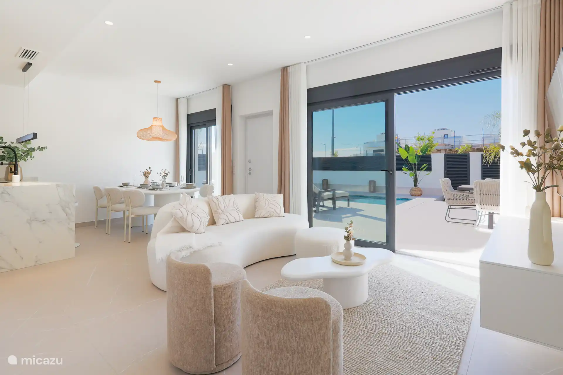 Salón moderno – Salón elegante y luminoso con cómoda zona de estar y conexión directa a la terraza.