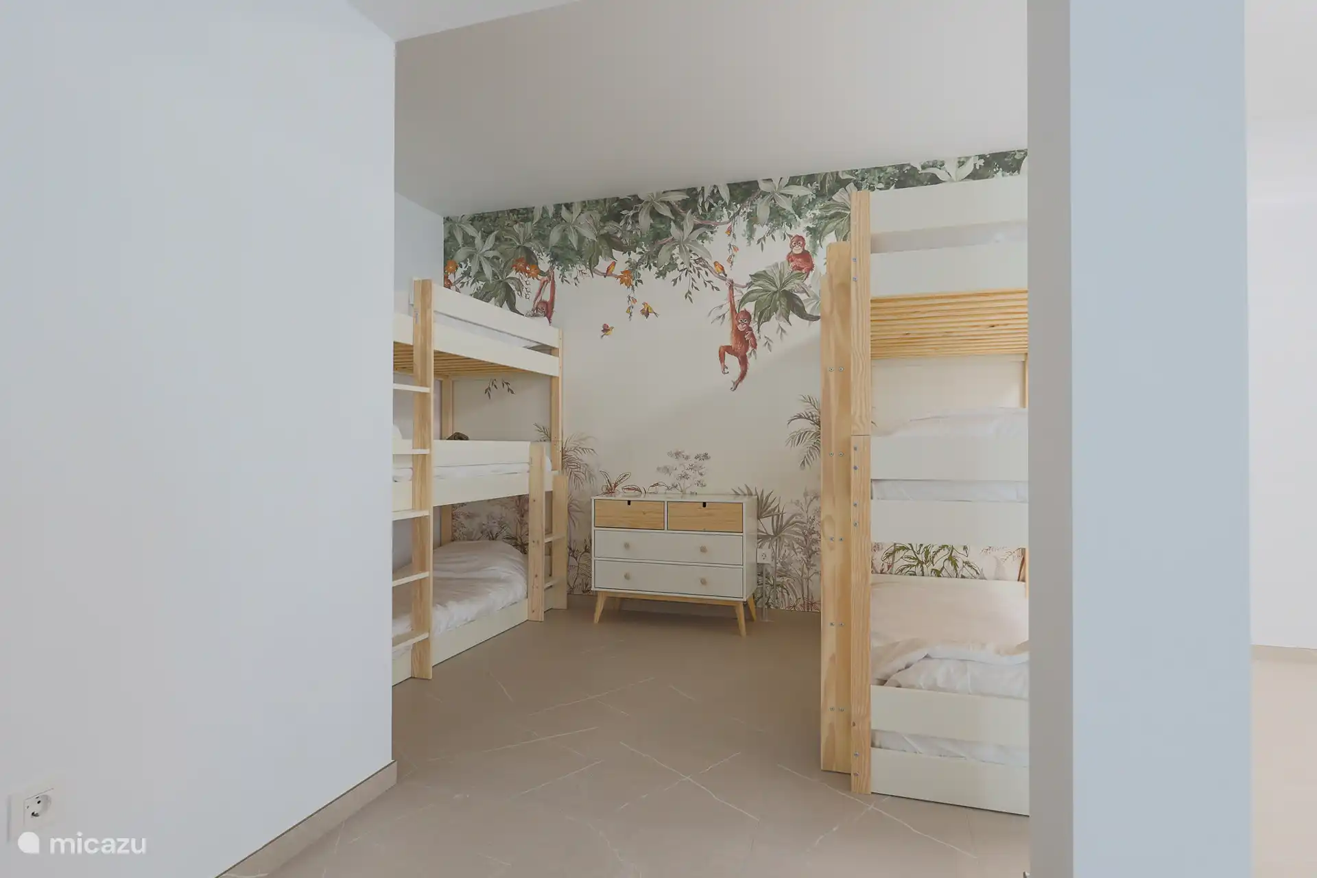 Habitación infantil – Dormitorio especial para niños con 6 camas, ideal para familias y varias familias.