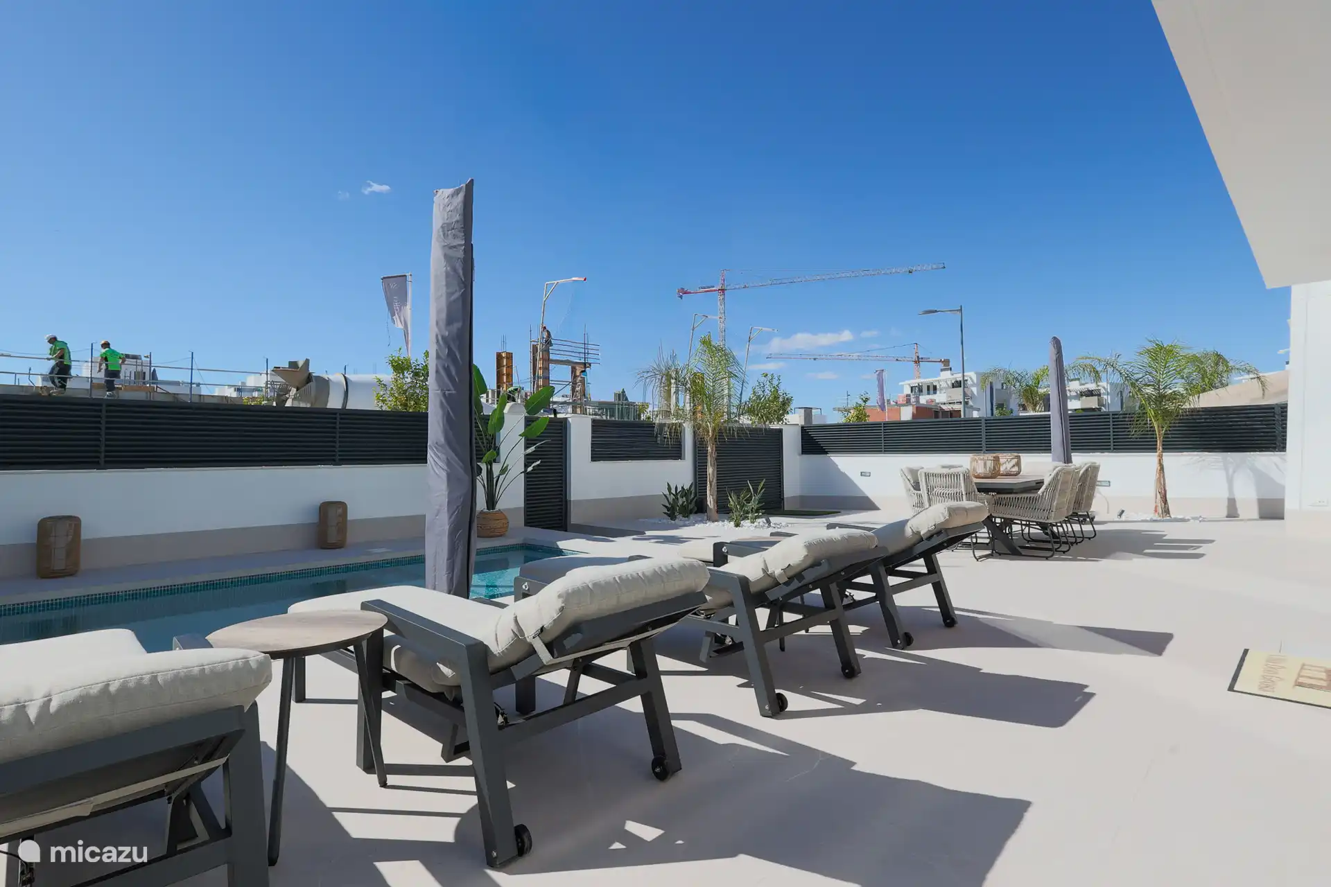 Piscina privada – Disfruta de tu propia piscina privada con terraza soleada y cómodas tumbonas.
