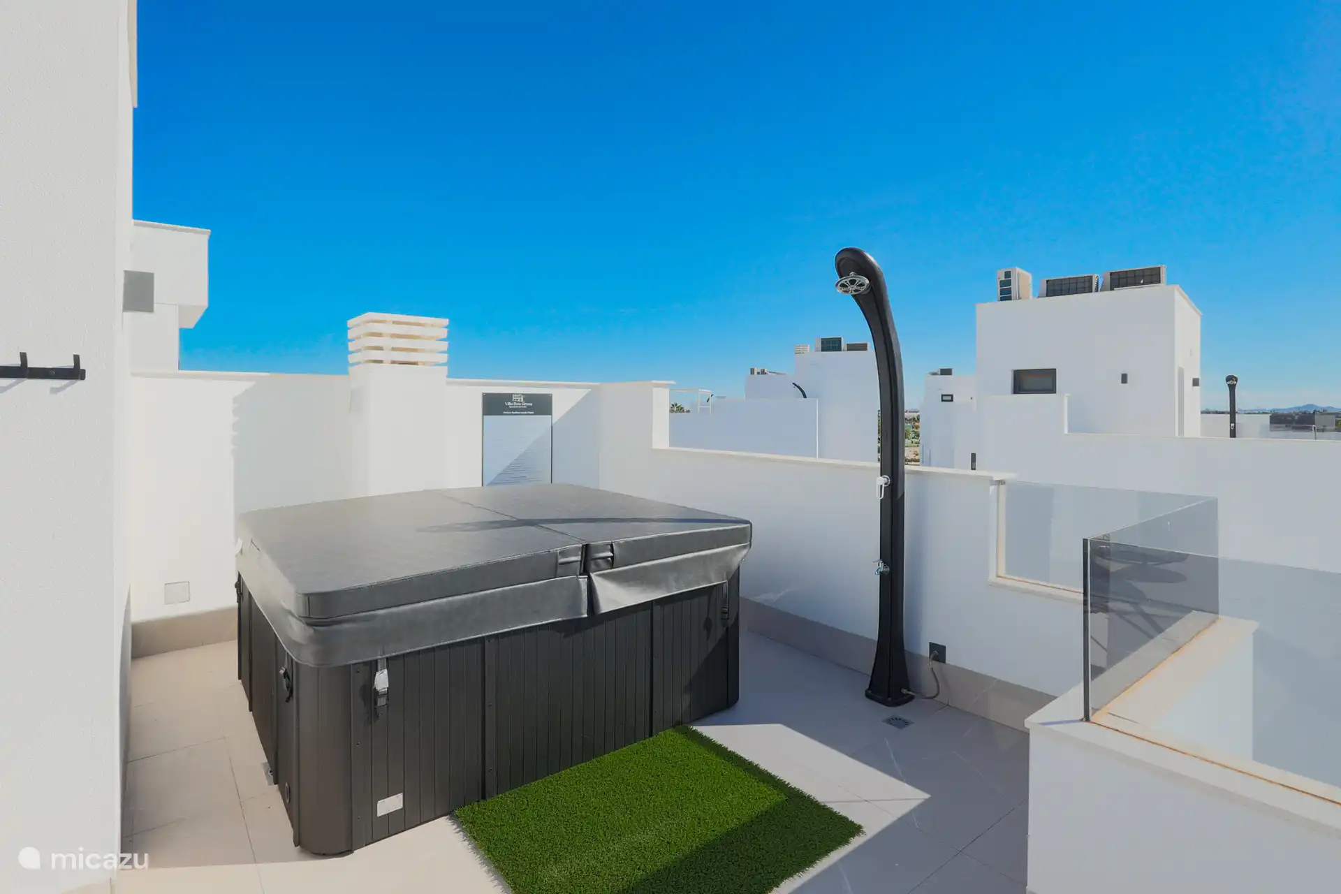 Jacuzzi en la azotea – Relájate en el jacuzzi privado de la azotea y disfruta del aire libre en español.