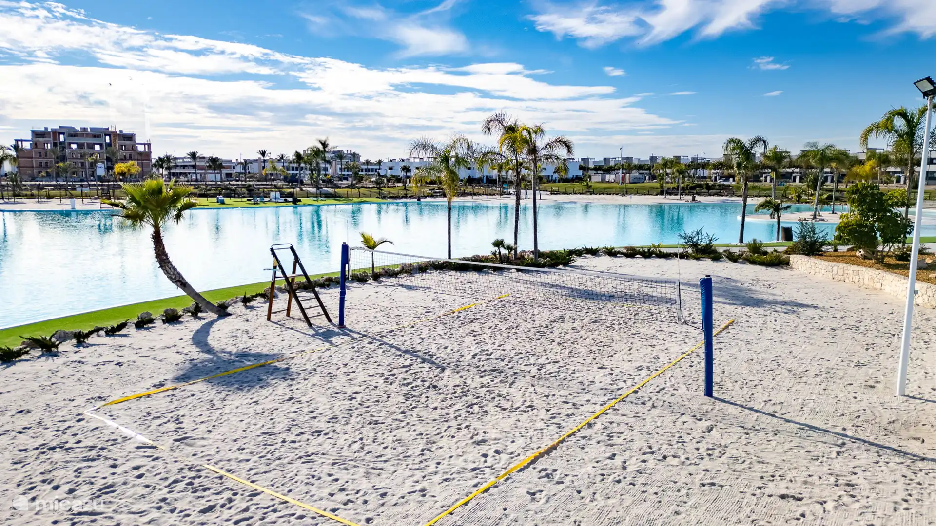 Voleibol playa en la Laguna de Cristal – Juega a un partido deportivo de voleibol de playa en la preciosa pista de arena justo junto a la Laguna de Cristal. La combinación perfecta de deporte, sol y relajación durante tu v