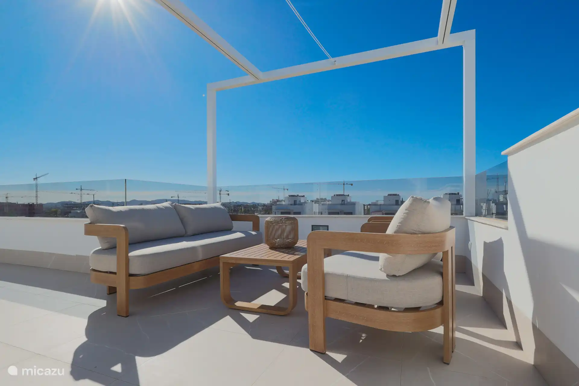 Salón en la azotea – Preciosa terraza en la azotea con pérgola y zona de descanso para relajarse durante el día y por la noche.
