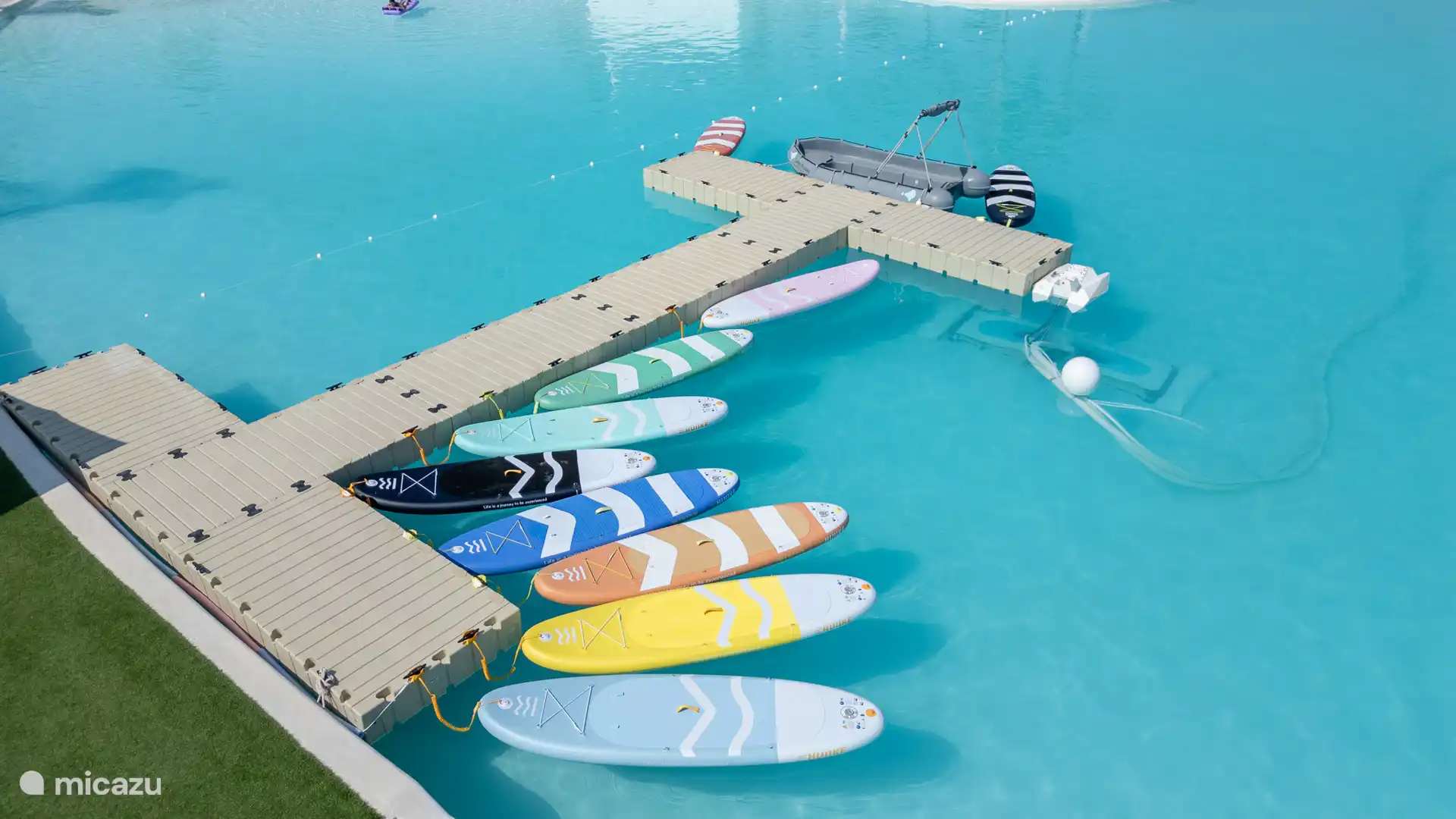 Crystal Lagoon – Ambiente tropical, aguas claras y mucho espacio para nadar y relajarse.