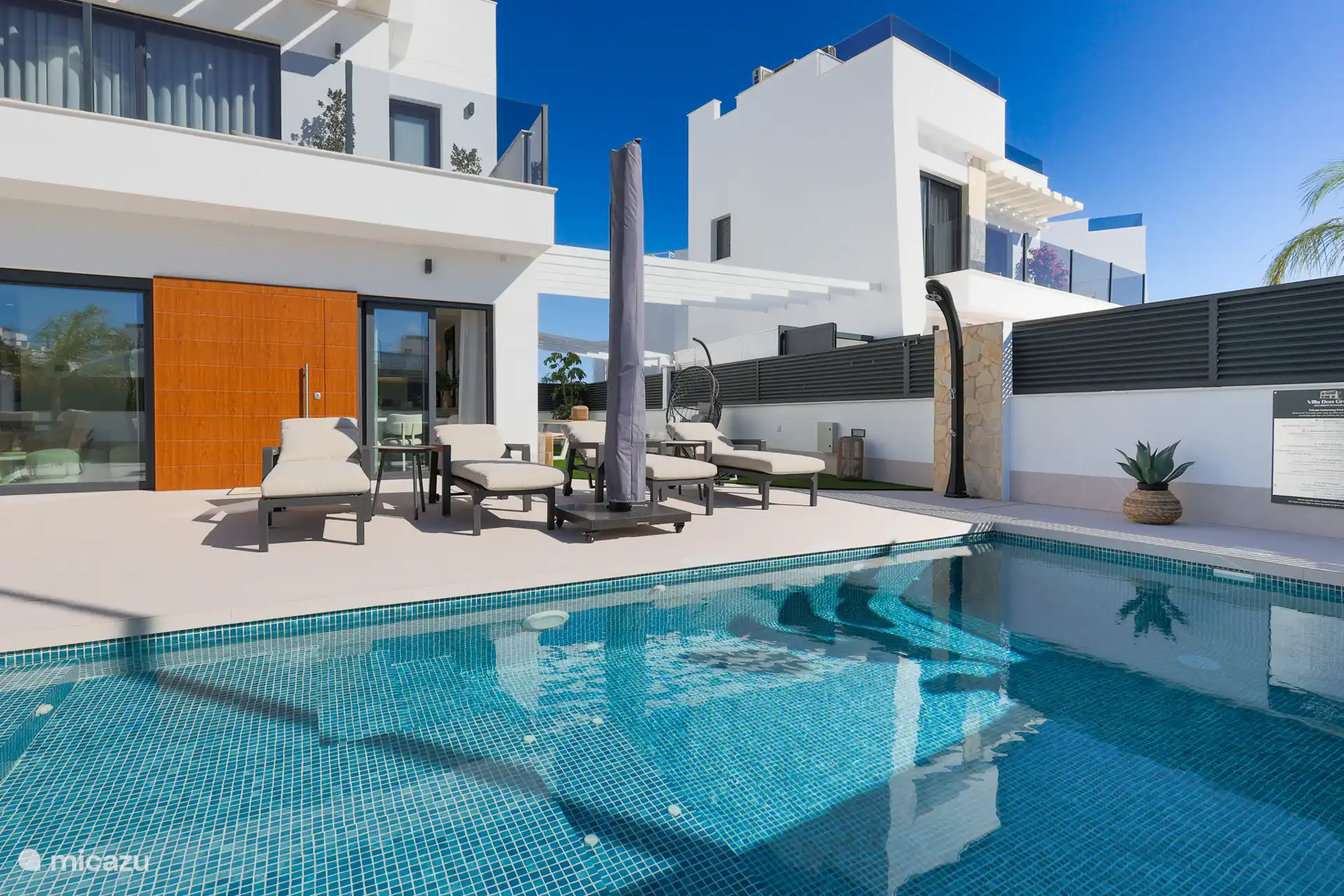 Piscina privada – Disfruta de tu propia piscina privada con terraza soleada y cómodas tumbonas.