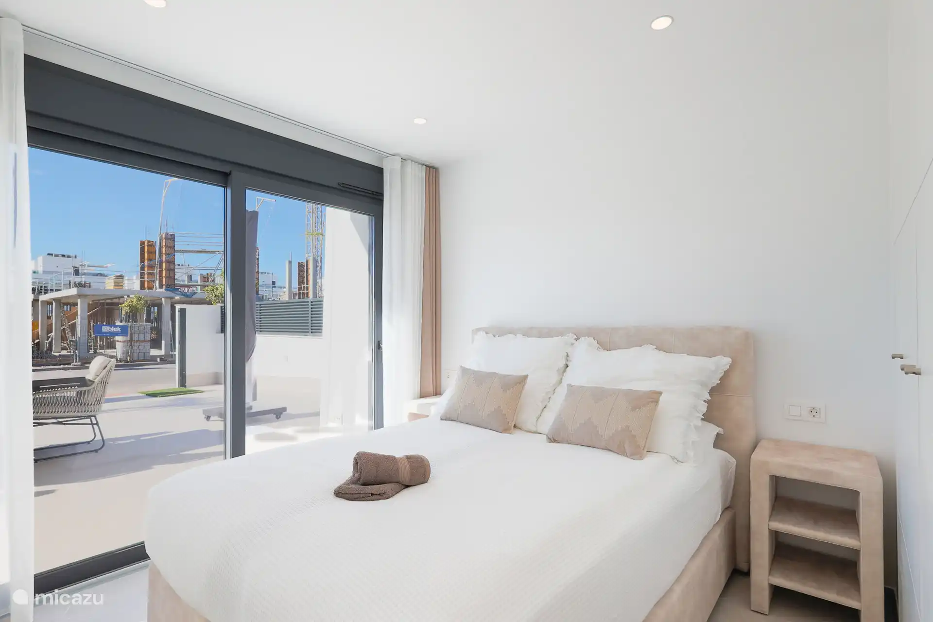Dormitorio con baño privado – Dormitorio doble cómodo con privacidad y baño privado.