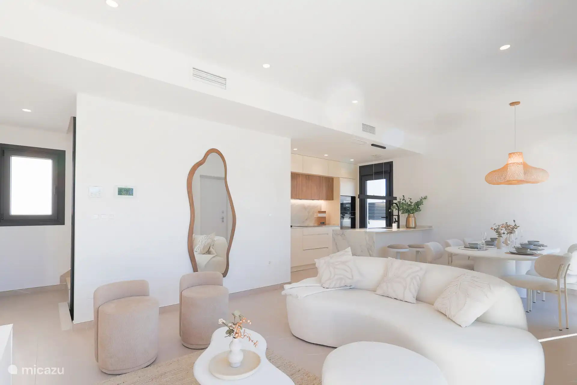 Salón moderno – Salón elegante y luminoso con cómoda zona de estar y conexión directa a la terraza.