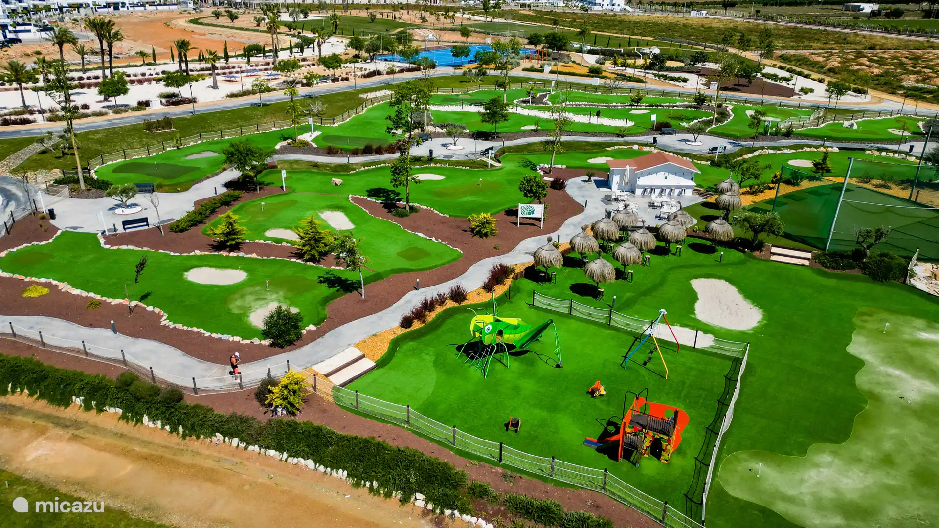 Mini golf para toda la familia – Retáos a un divertido partido de mini golf en el precioso campo de mini golf del resort. Una actividad divertida para niños y mayores durante tu estancia.
