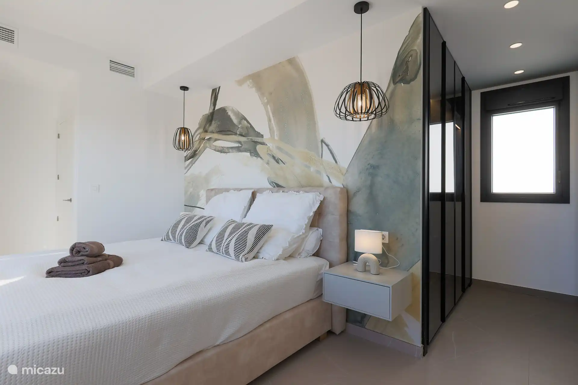 Dormitorio con baño privado – Dormitorio doble cómodo con privacidad y baño privado.