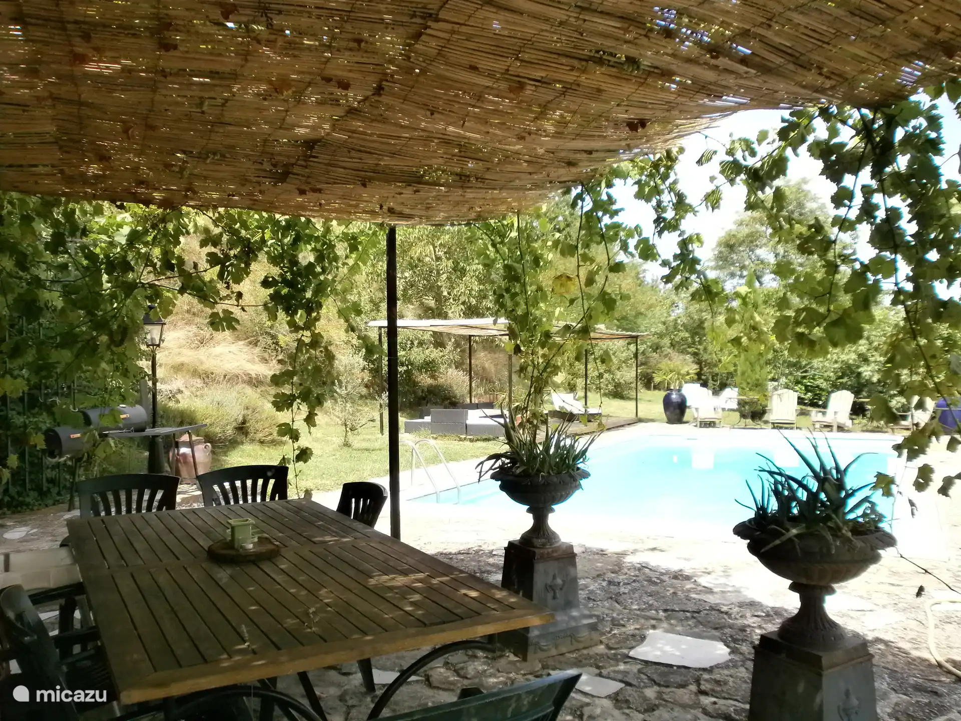 Één van de terrassen aan het zwembad