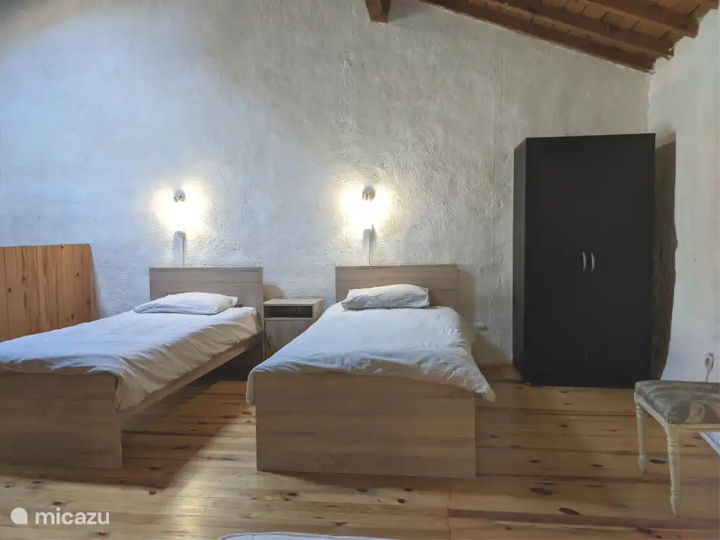 Vide, met 3 enkelen bedden en een tweepersoonsbed