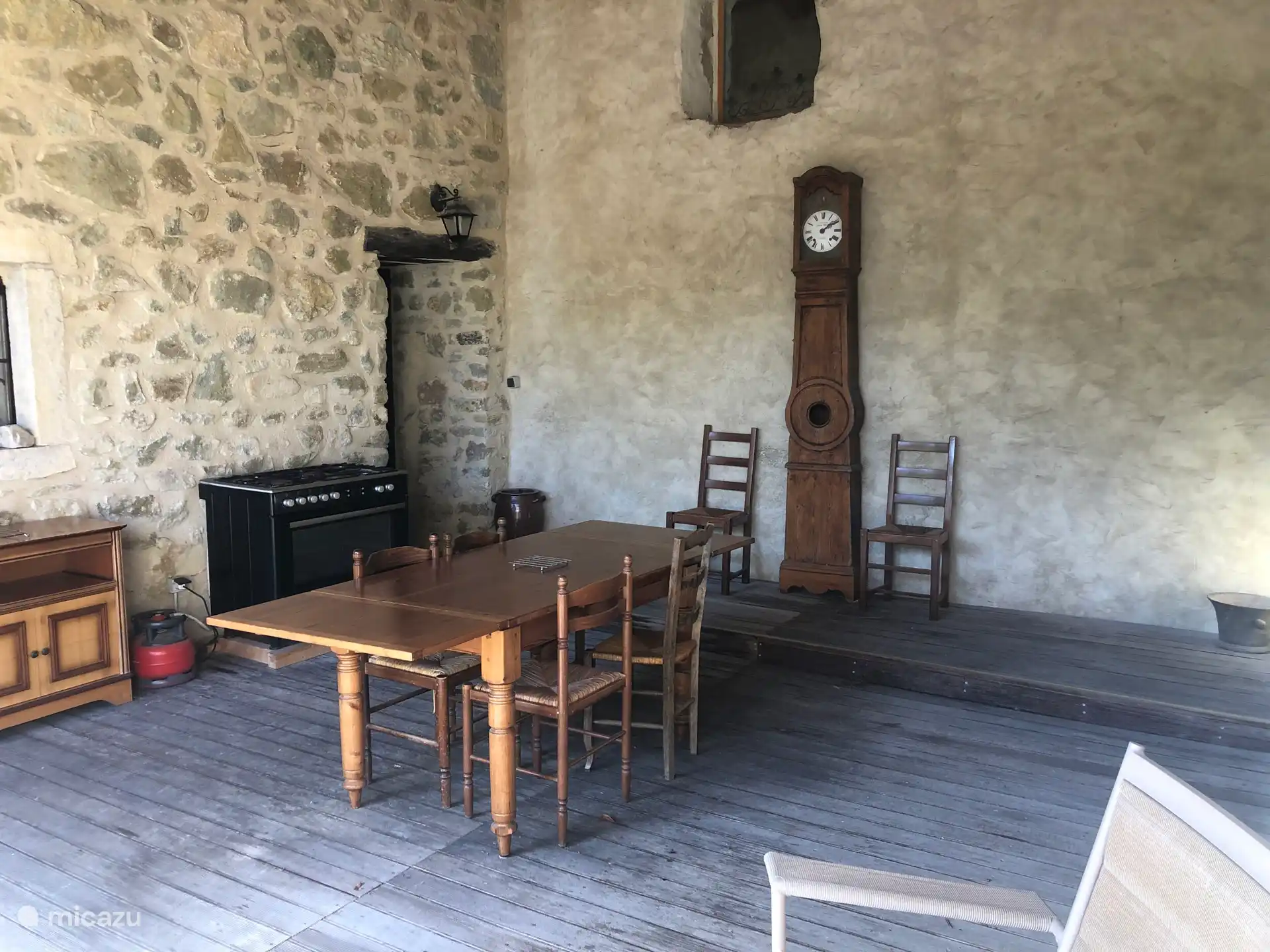  Het tussenterras, die overdekt is, met extra kook gelegenheid