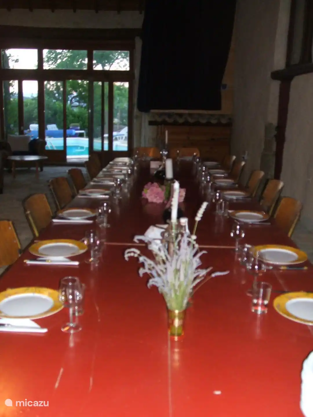 In de grote zaal , o.a. eetgelegenheid voor 14 personen