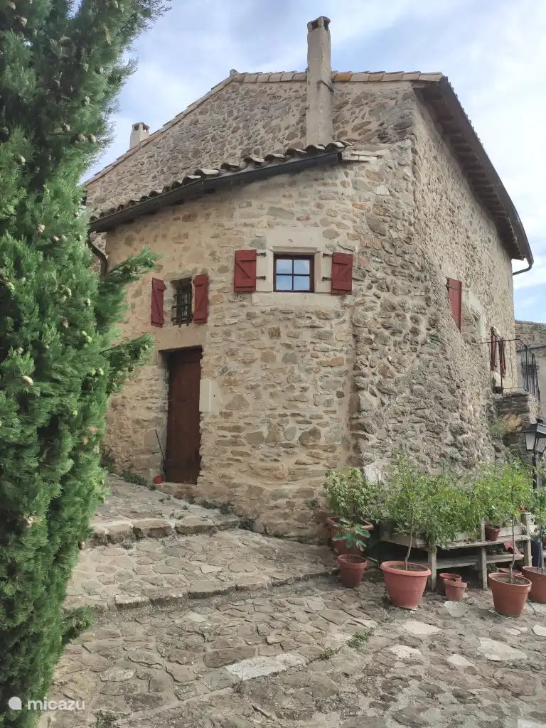 Het eerste gedeelte op de cour