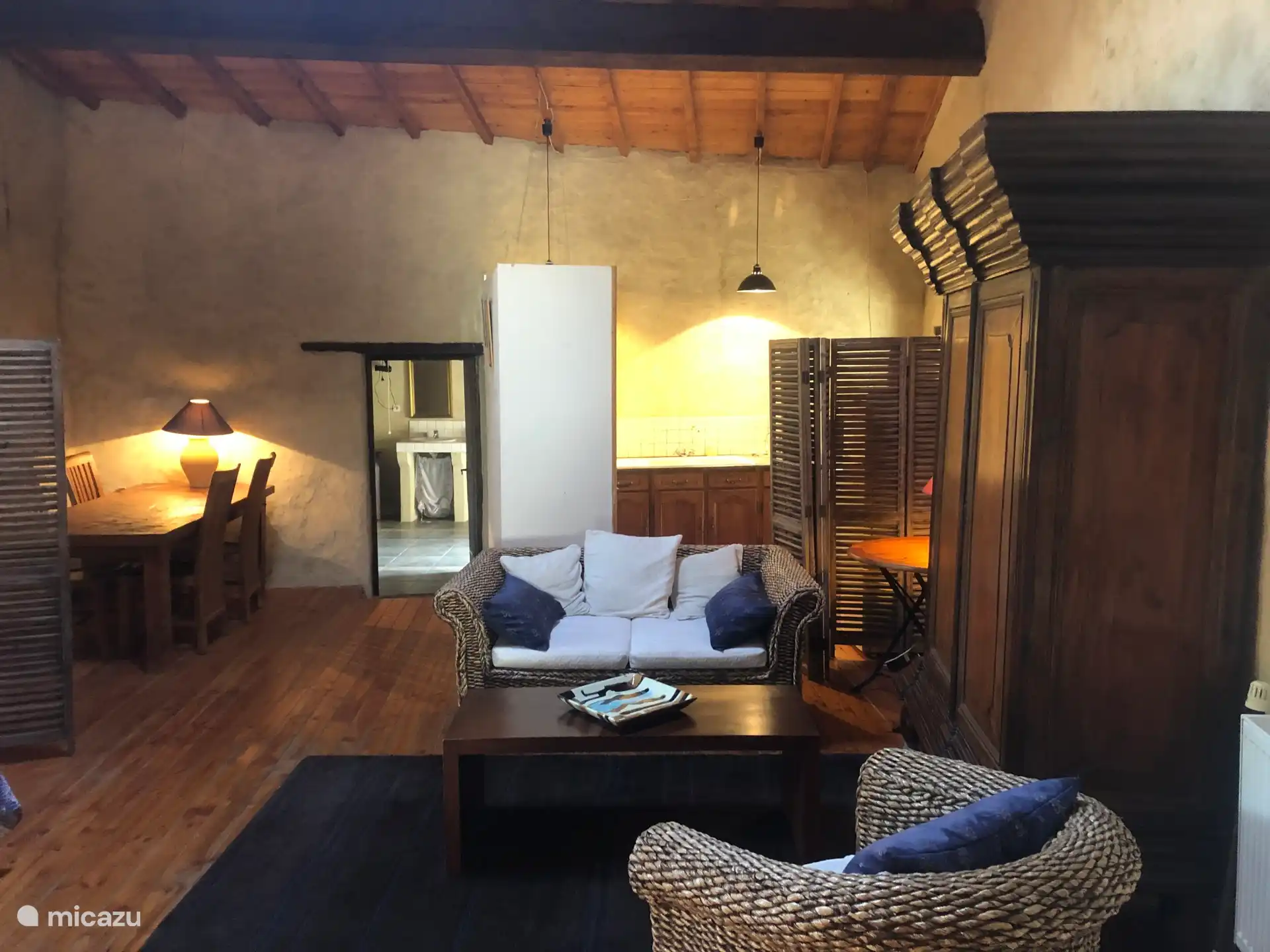 Andere zitkamer, met keuken en badkamer