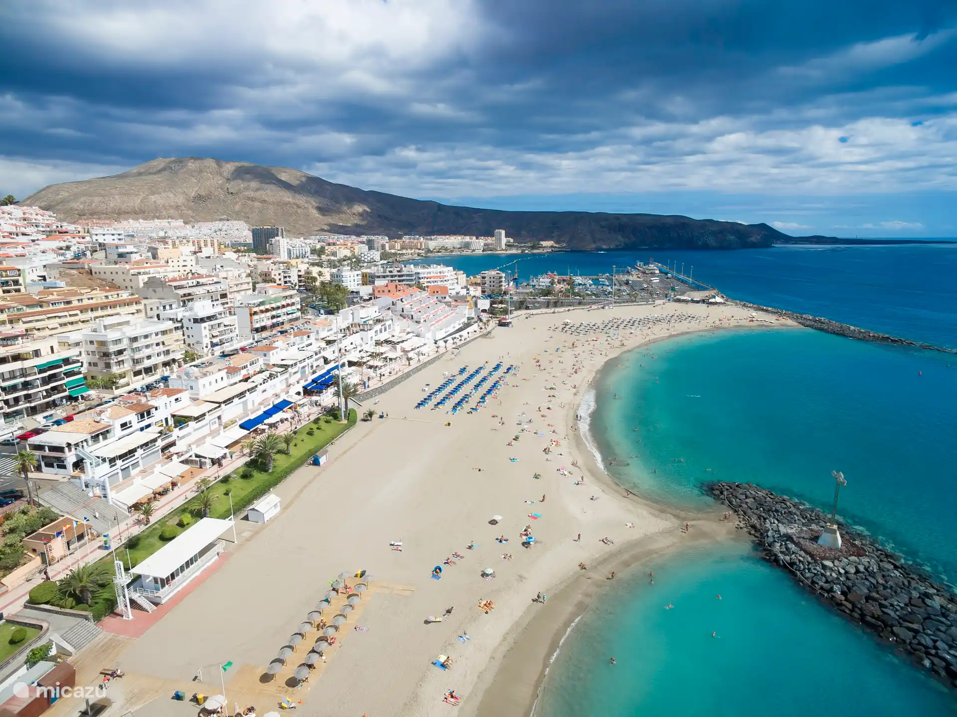 Playa de las Vistas is een groot en verzorgd zandstrand met helder water en een gezellige boulevard. Ideaal om te zwemmen, zonnen en wandelen, met veel restaurants en terrasjes in de buurt.