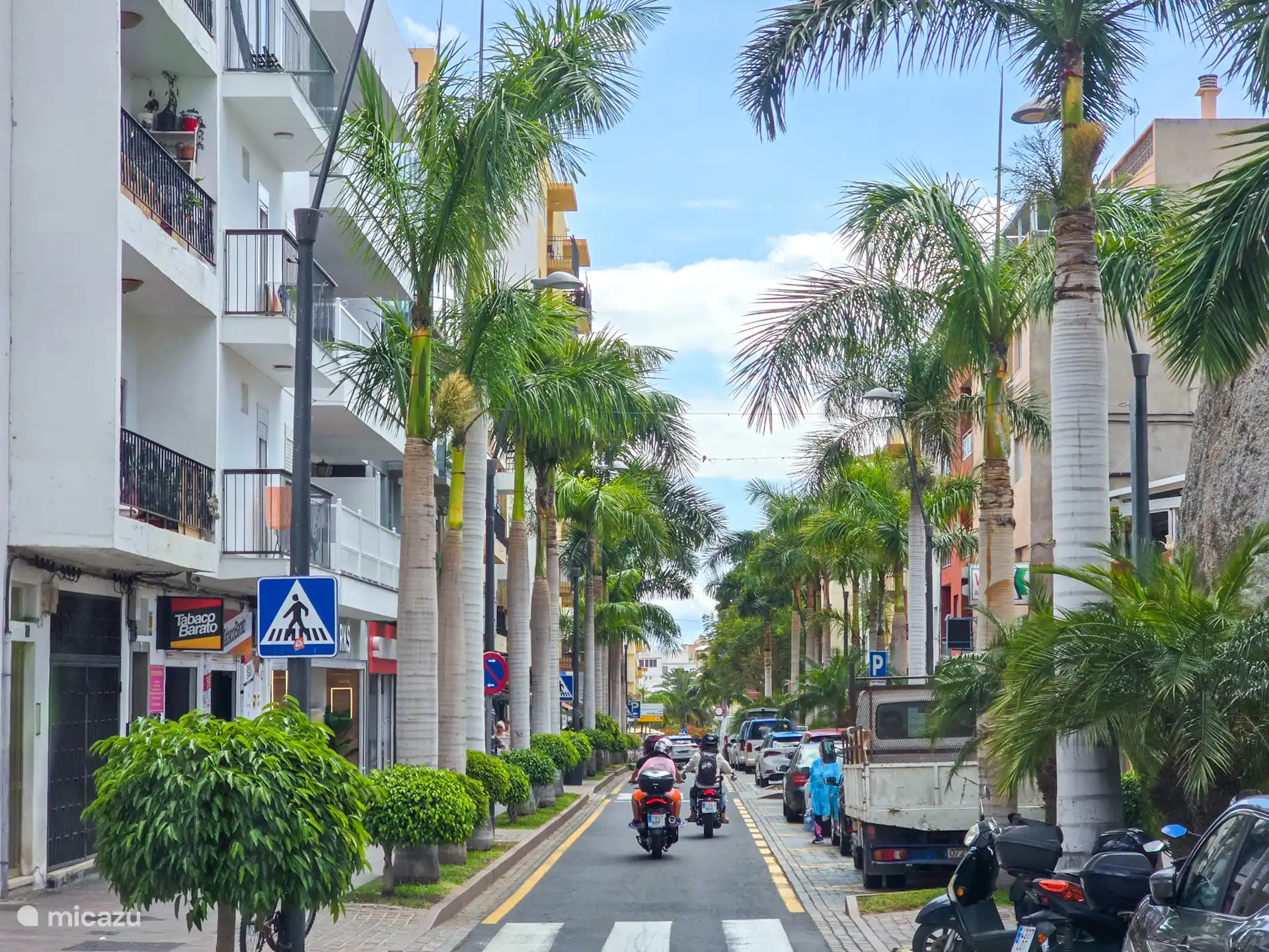 Dit appartement ligt aan een levendige straat omringd door winkels, restaurants en weelderige palmbomen. Ervaar het bruisende lokale leven van Los Cristianos.