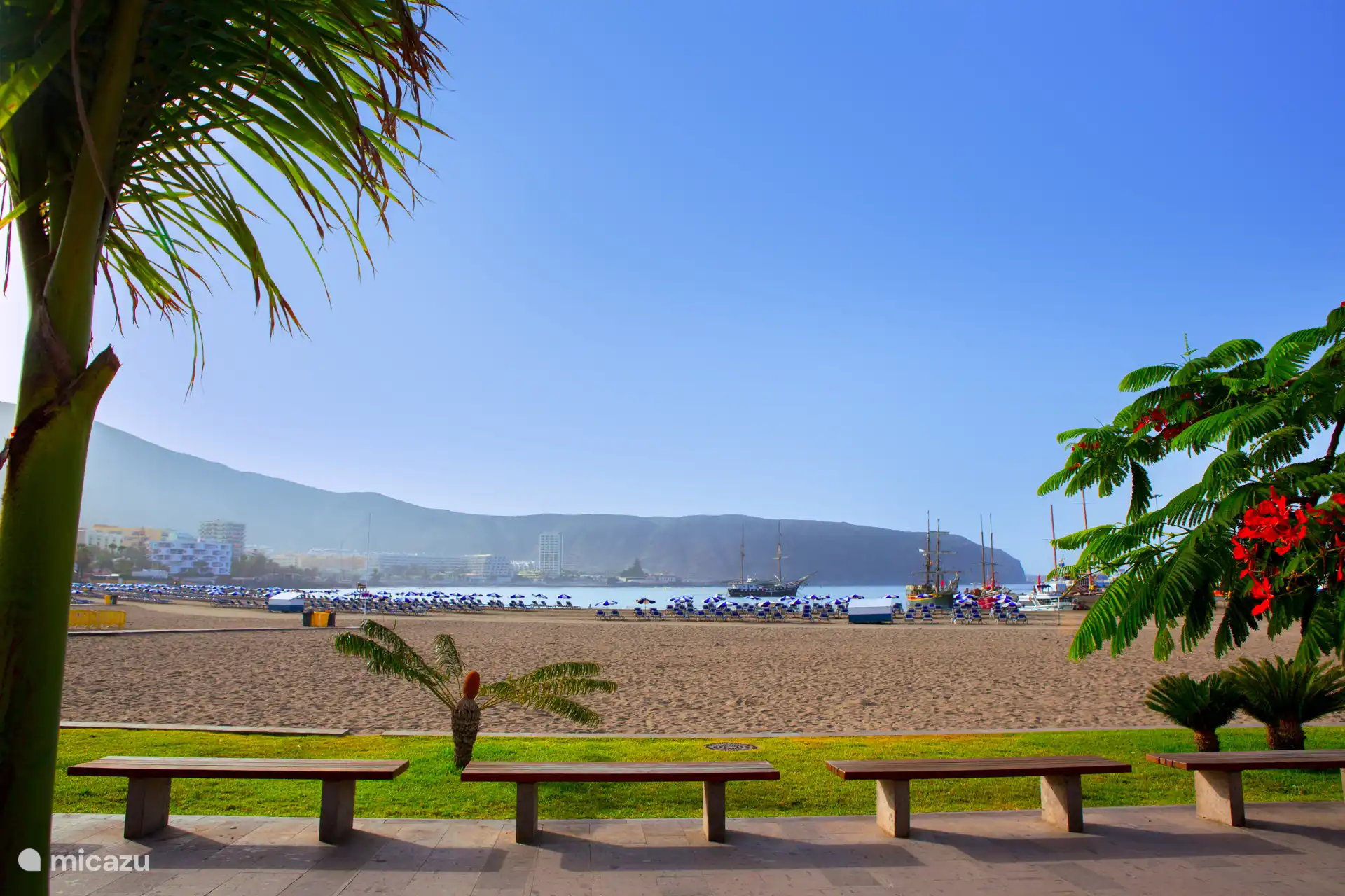 Rustige plek aan het strand met mooi uitzicht over zee en de omgeving. Ideaal om even te zitten, te ontspannen en te genieten van de sfeer van Los Cristianos