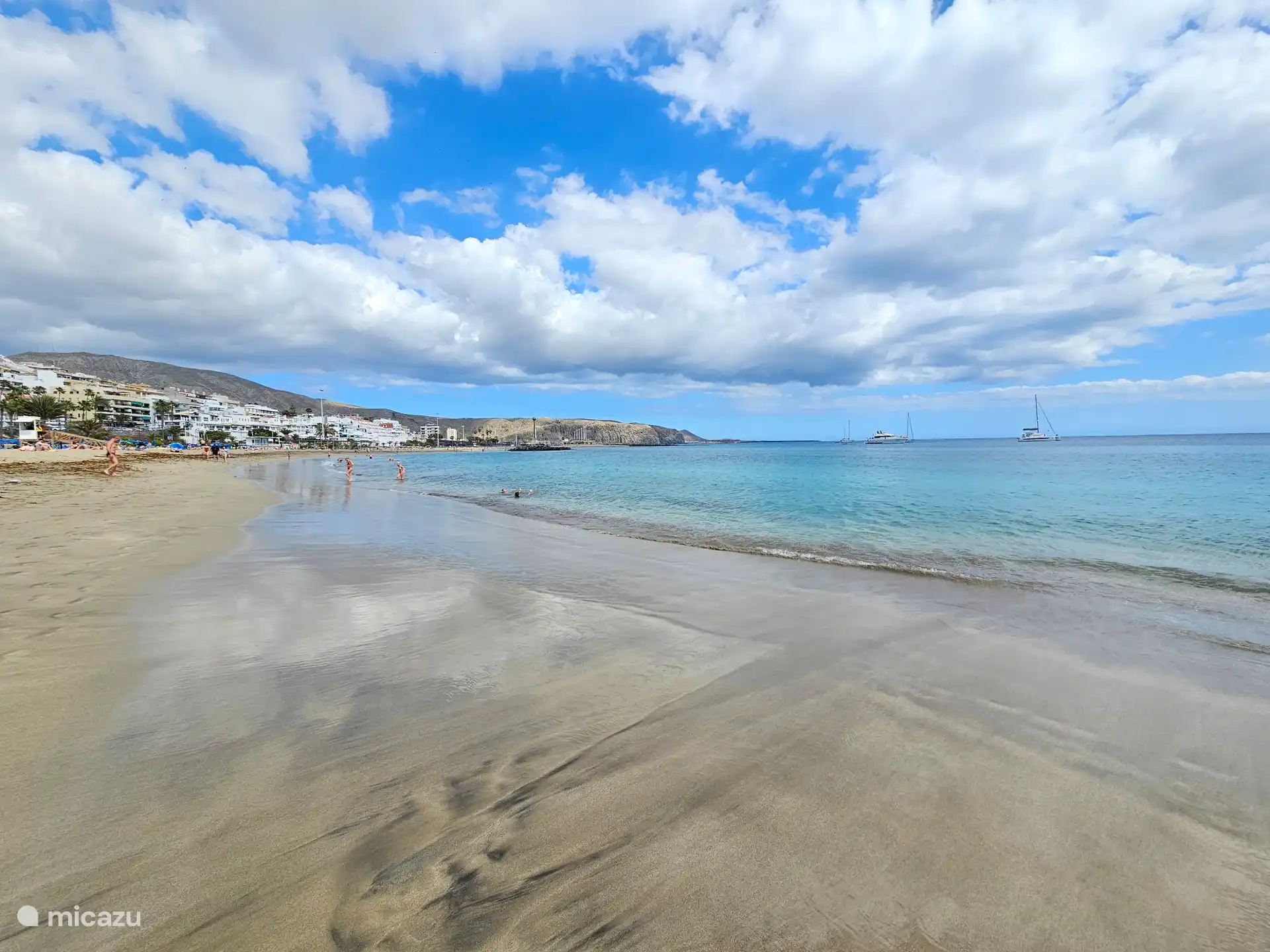 Rustig strand met zacht zand en helder water, ideaal voor een ontspannen wandeling langs de kust of een verfrissende duik in zee