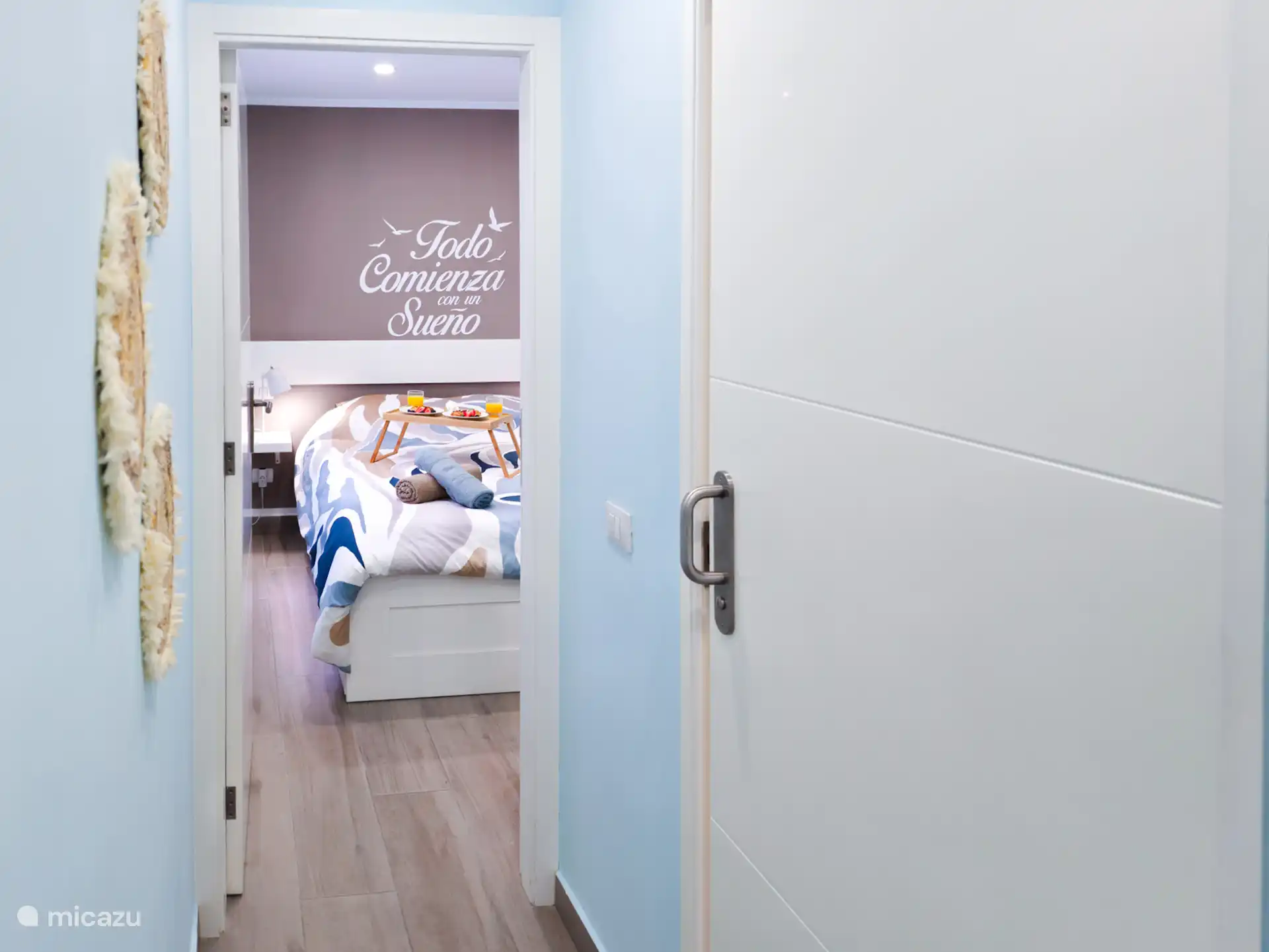 Lichte hal die leidt naar de tweede slaapkamer. Rustige uitstraling en praktische indeling met directe toegang tot een comfortabele slaapruimte.