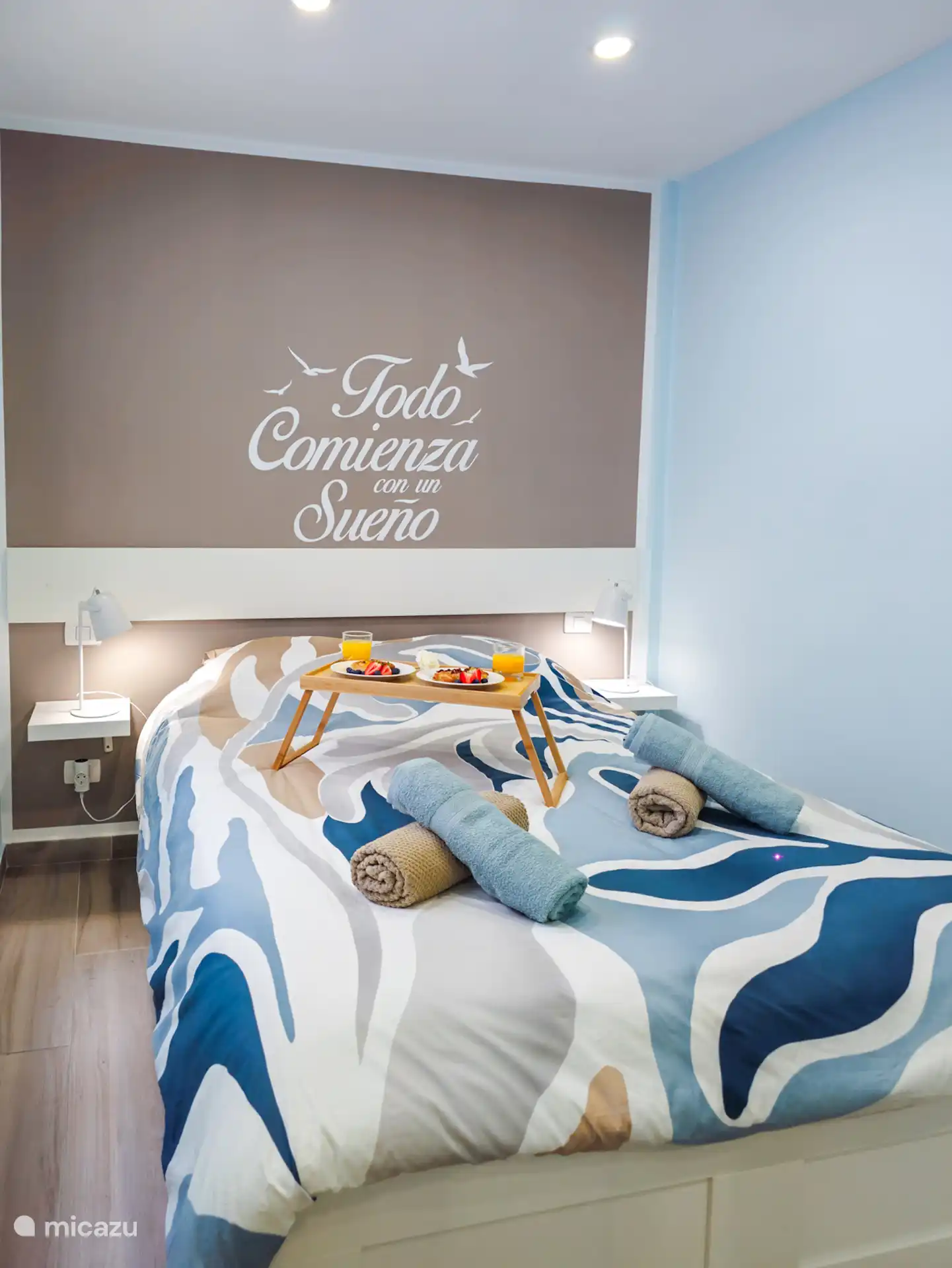 Comfortabele slaapkamer met raam en verduistering voor een goede nachtrust. Voorzien van tv en ruime kledingkast, ideaal om te ontspannen en tot rust te komen.