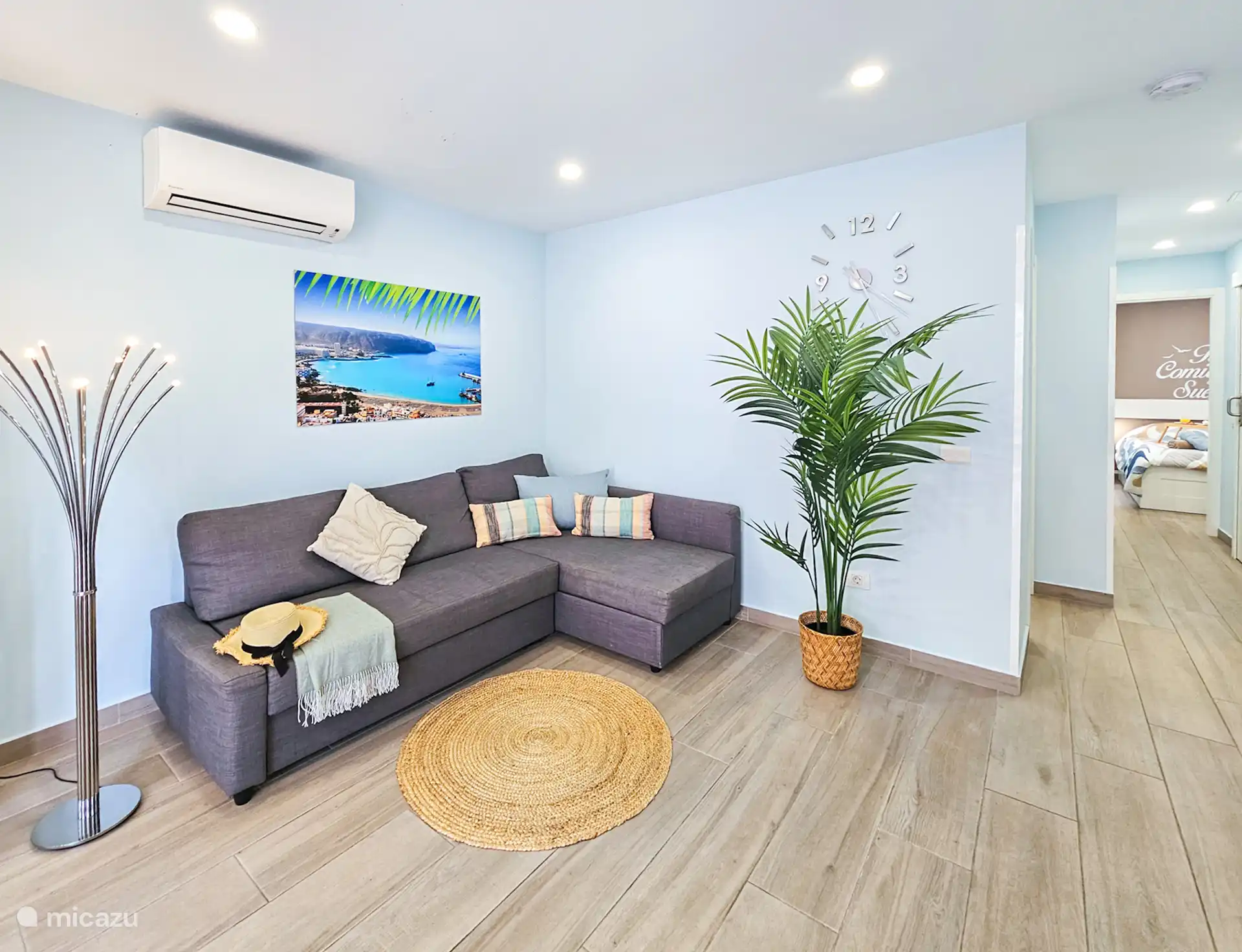 Lichte en moderne woonkamer met een comfortabele hoekbank, smart-tv en strakke afwerking. Ideaal voor ontspanning na een dag op het strand of de boulevard in Los Cristianos.