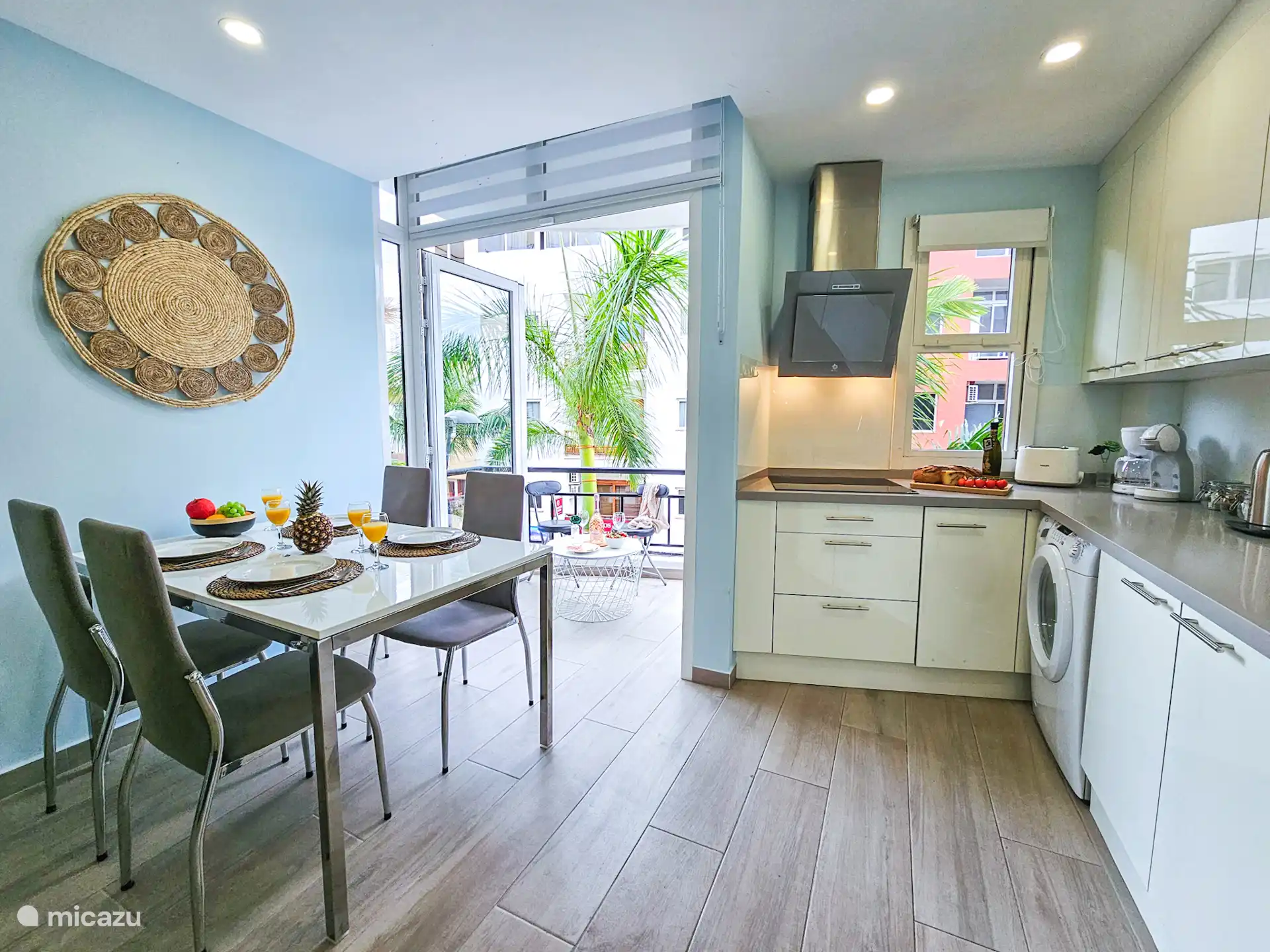 Moderne en lichte keuken met eethoek en directe toegang tot het balkon. Volledig uitgerust en ideaal om samen te koken en te genieten van een ontspannen verblijf.