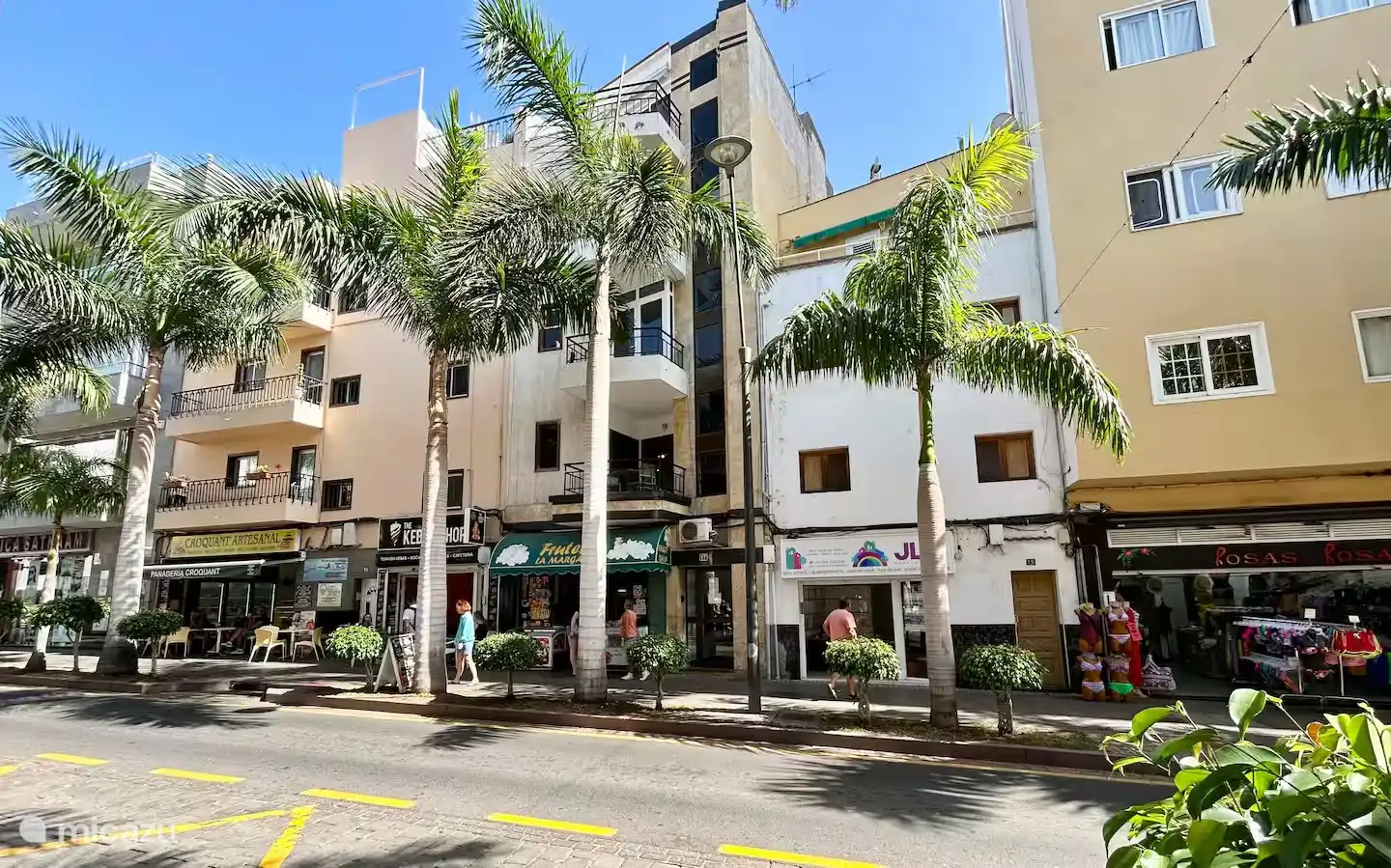 Centraal gelegen appartement in een karakteristiek gebouw met gezellige balkons. Geniet van het gemak van nabijgelegen winkels en restaurants in het hart van Los Cristianos.