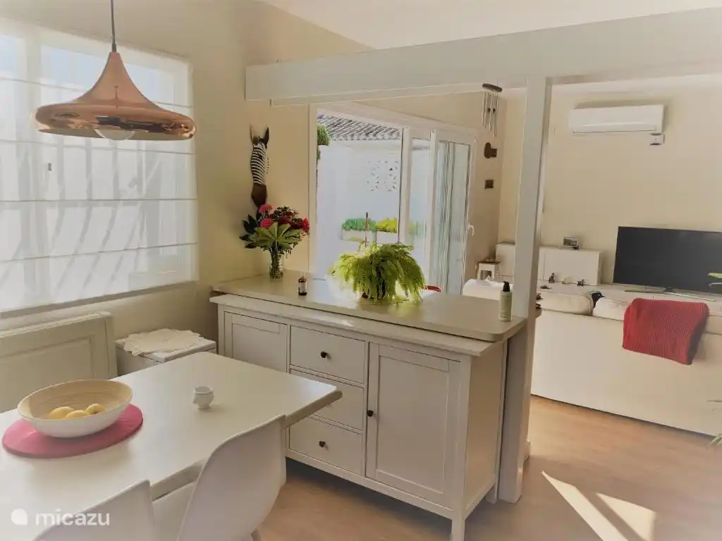 Open keuken grenzend aan de woonkamer