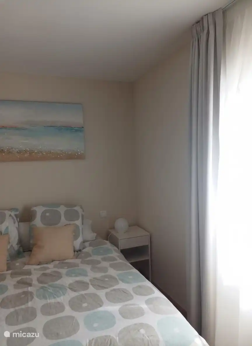 Slaapkamer 1 met tweepersoonsbed (180cm breed). Verduisterende gordijnen. 