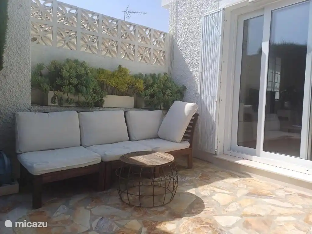 Lounge terras dat grenst aan de living. Perfect voor die ochtendkoffie