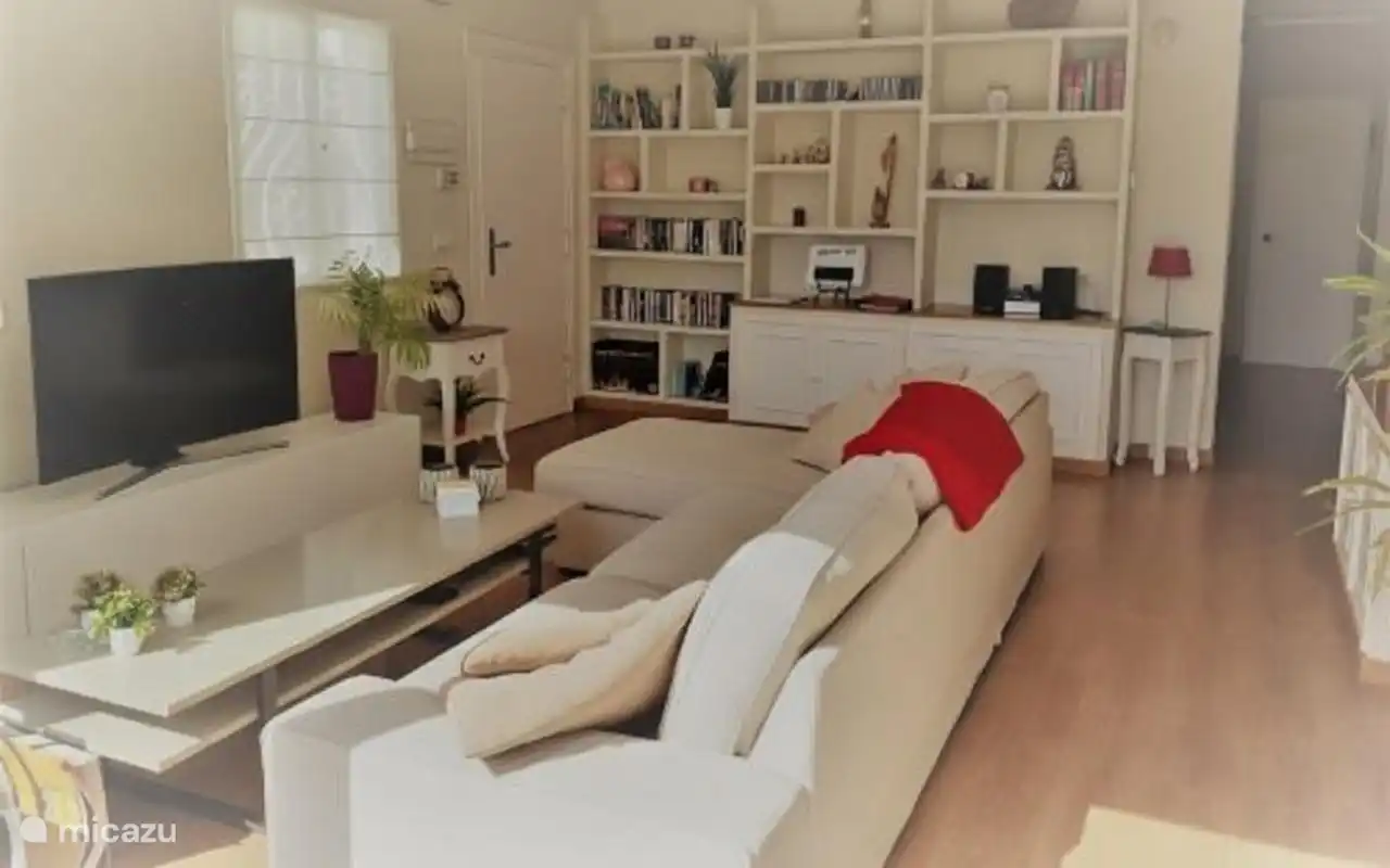 Living with sofa + TV (netflix incl.)