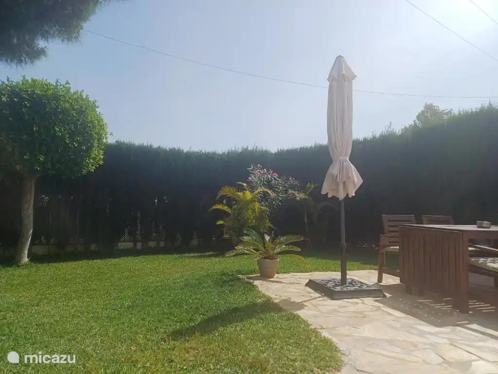 Rustige tuin en terras om te genieten. BBQ beschikbaar. 