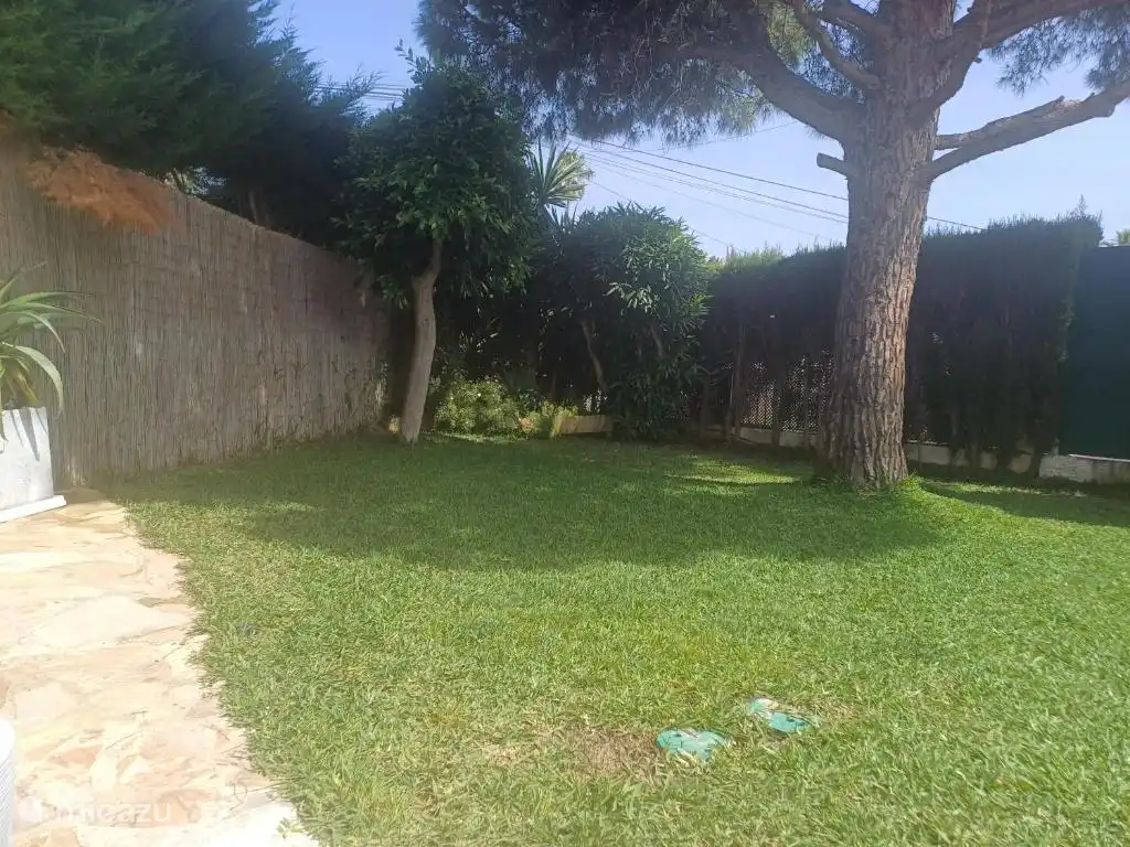 Zicht op tuin vanop het terras